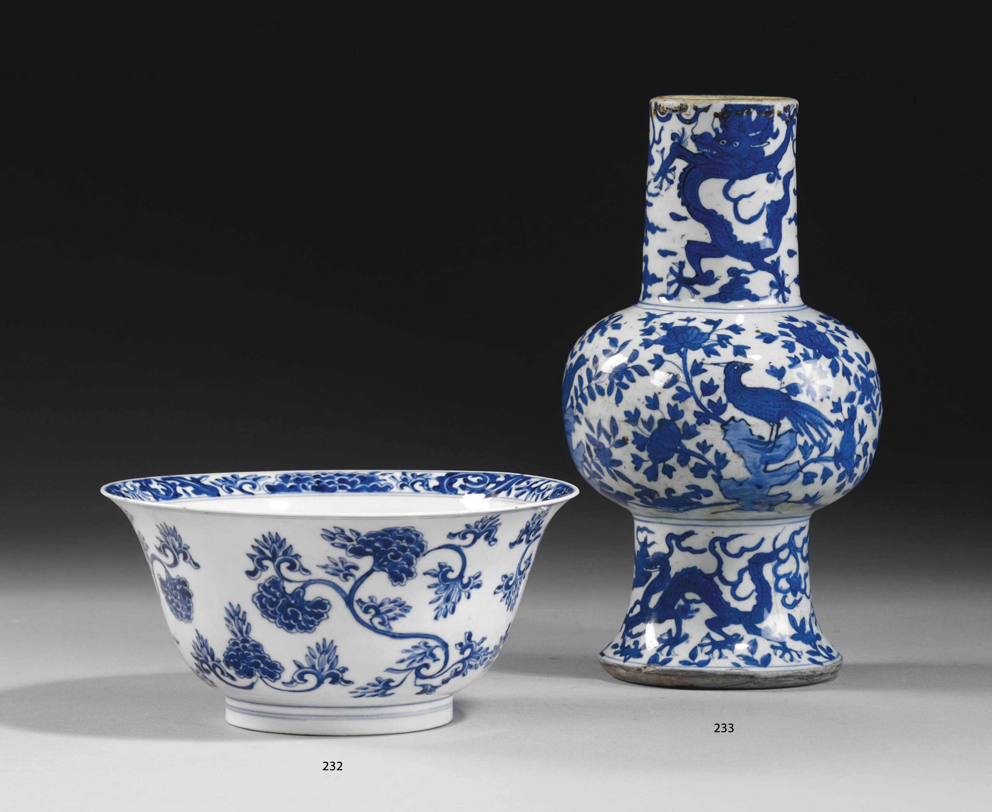 VASE EN PORCELAINE BLEU BLANC , CHINE, DYNASTIE MING, EPOQUE WANLI