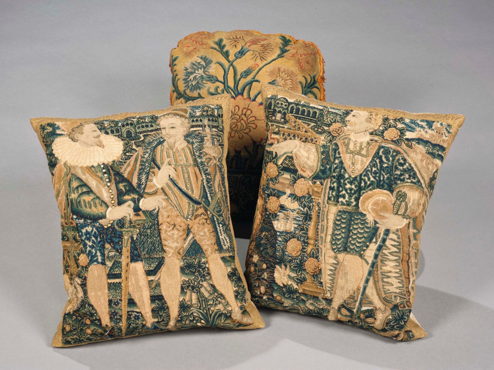 TROIS COUSSINS DES XVIEME ET XVIIEME SIECLES , DEUX EN TAPISSERIE AU ...