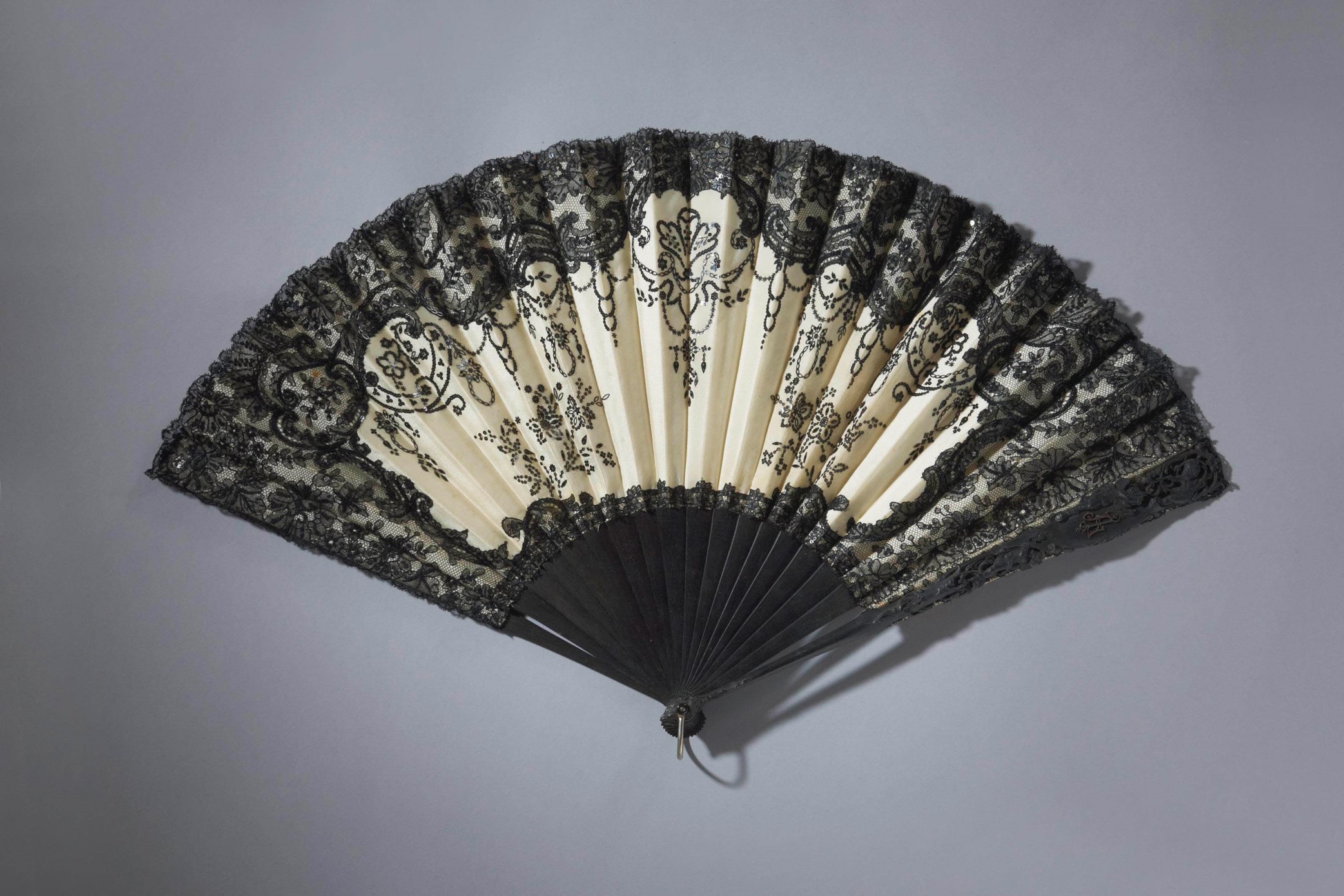 Éventail Ancien En Dentelle D'Alençon Et Nacre - Style Louis XV / Néoclassique - Pièce De Décoration XVIIIe-XIXe Siècle - Original