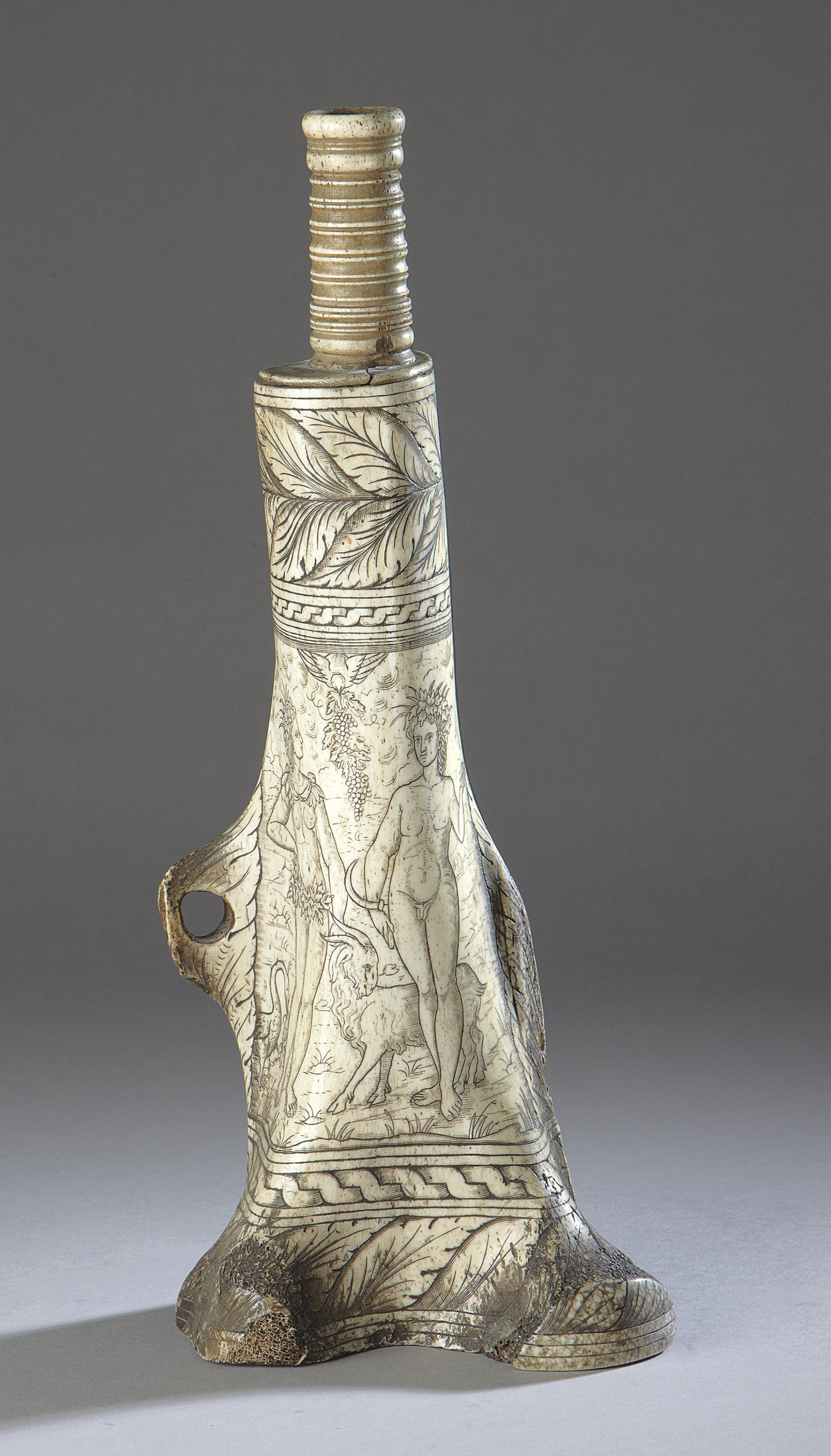 Poire à Poudre Ancienne En Laiton Et Os Gravée - Art Populaire D'Afrique Du Nord (XXème Siècle)