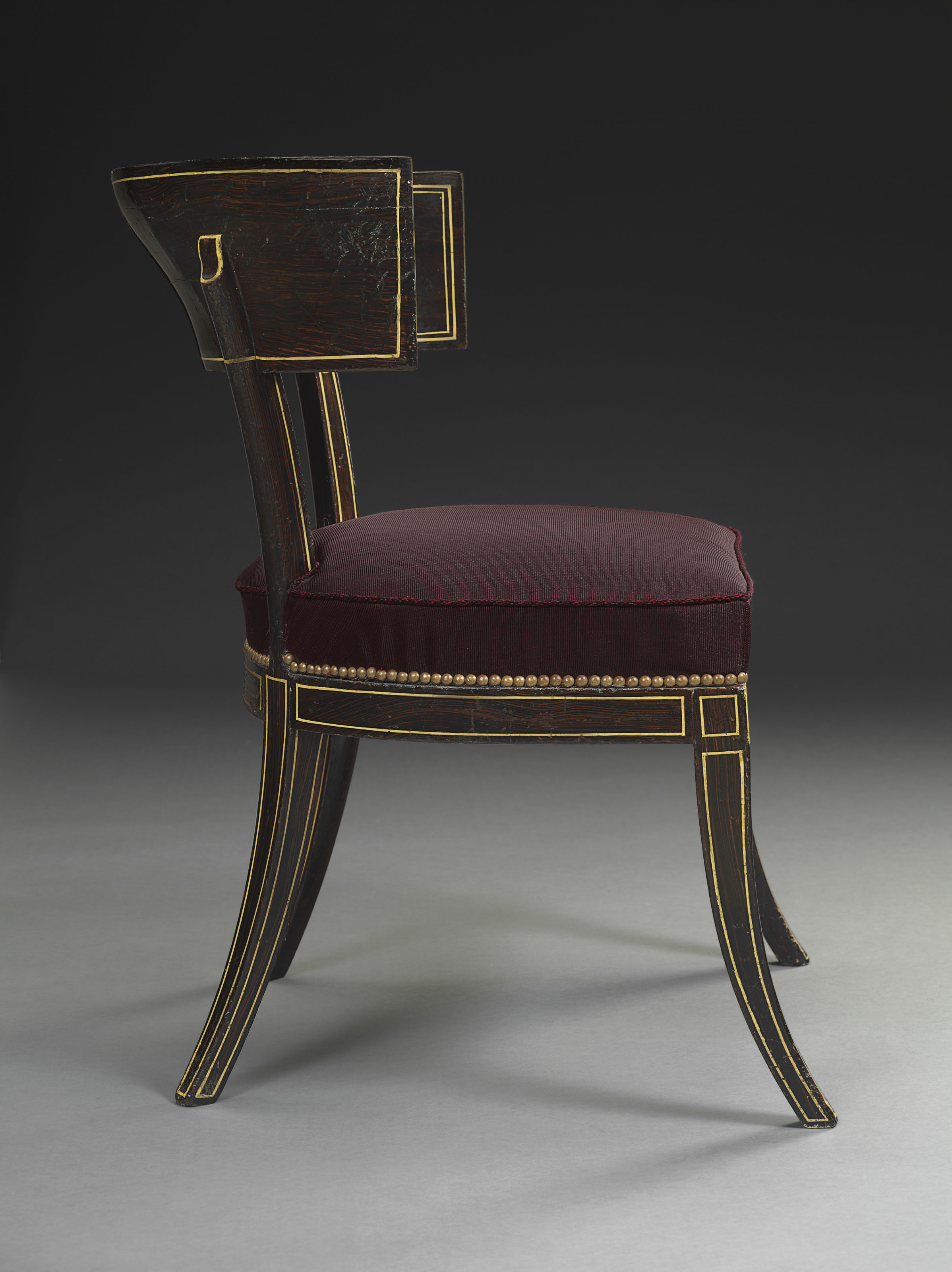 A PAIR OF REGENCY GRAINED AND CREAMPAINTED KLISMOS CHAIRS , CIRCA 1820