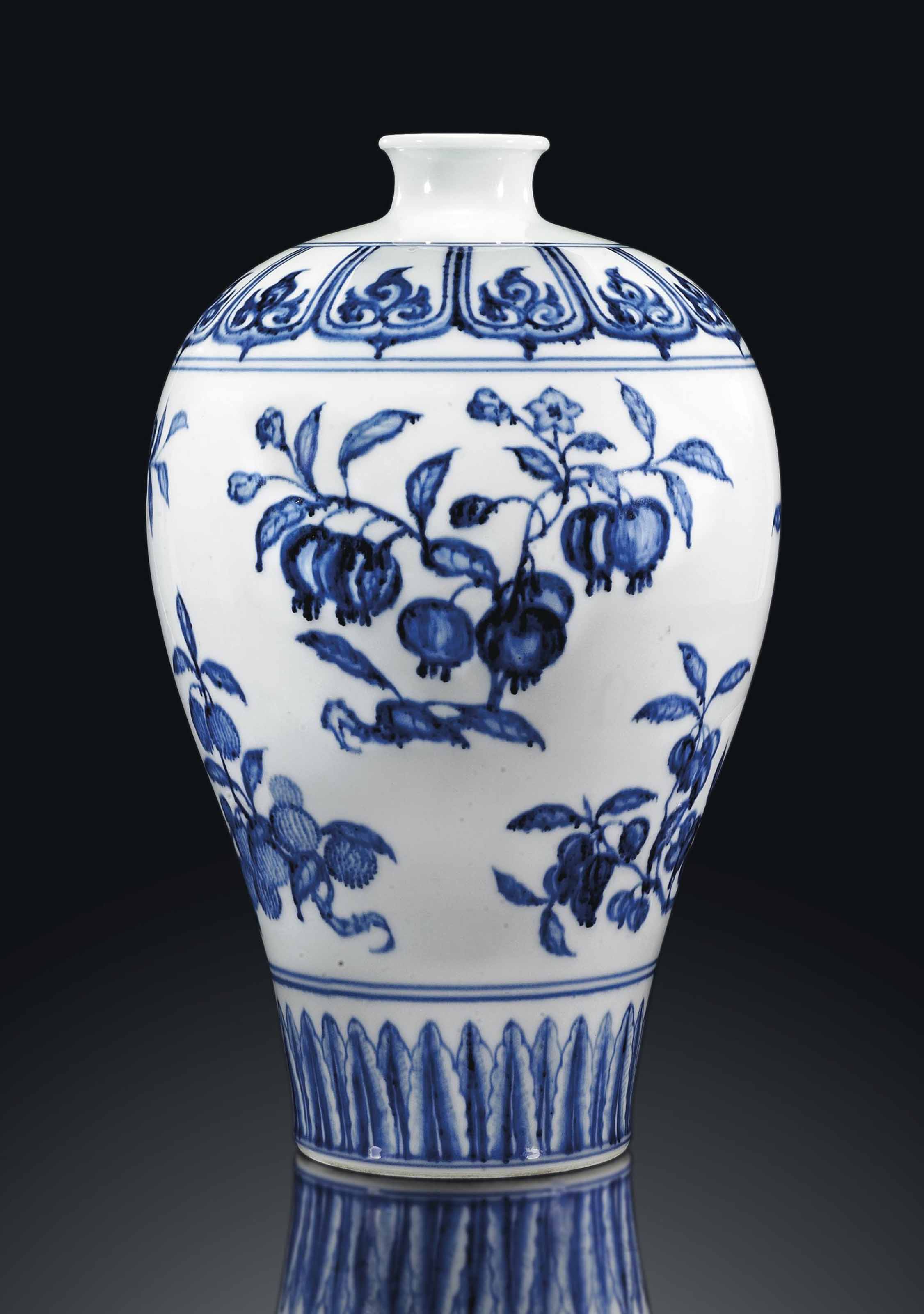 A MINGSTYLE BLUE AND WHITE VASE, MEIPING
