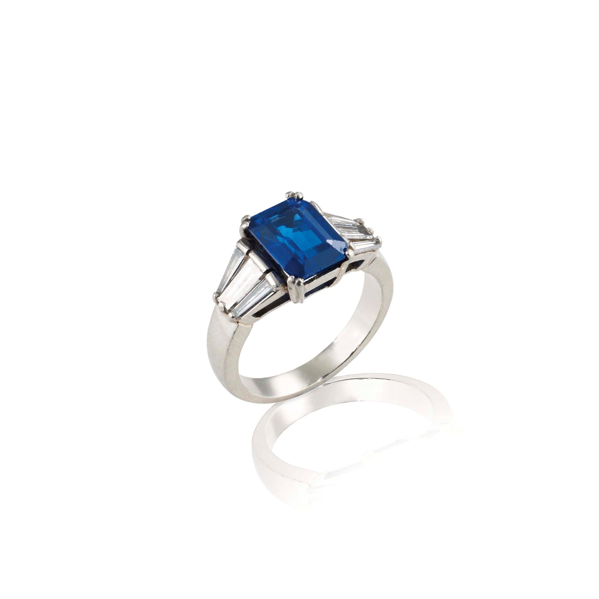 A SAPPHIRE AND DIAMOND RING