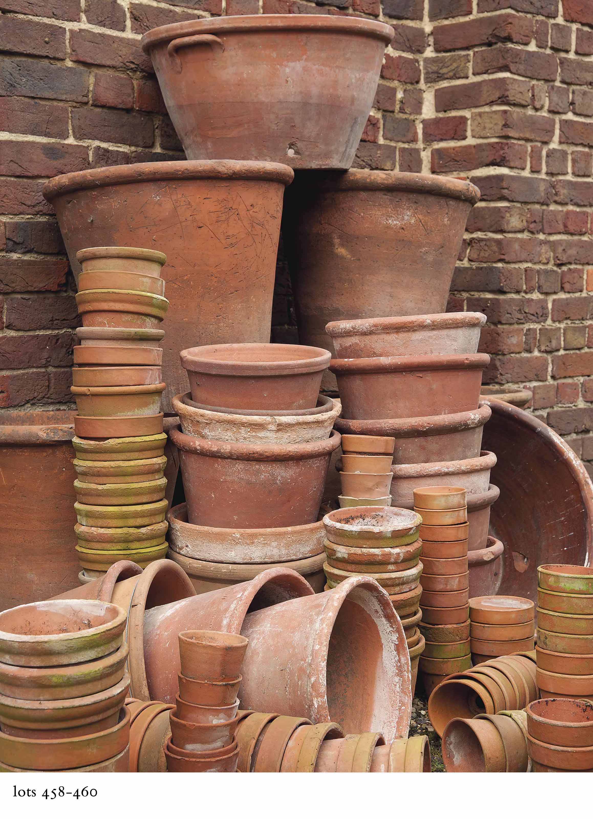 A QUANTITY OF TERRACOTTA PLANT POTS