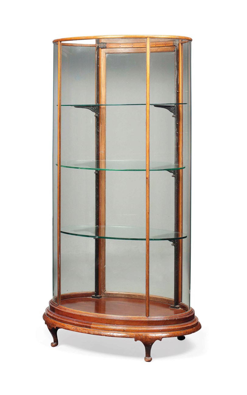 AN EDWARDIAN MAHOGANY OVAL DISPLAY