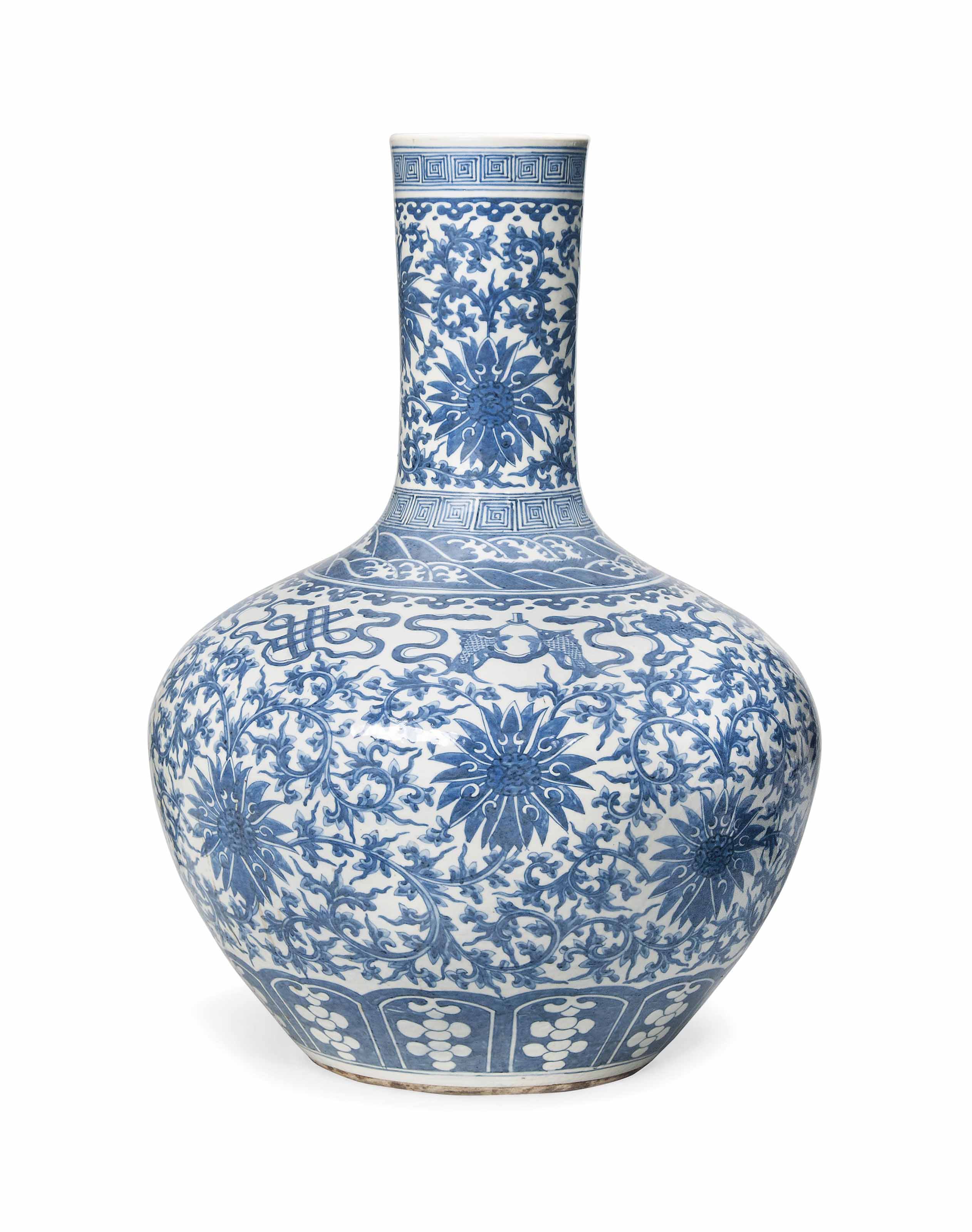 A LARGE CHINESE BLUE AND WHITE VASE , 19TH/20TH CENTURY Christie's