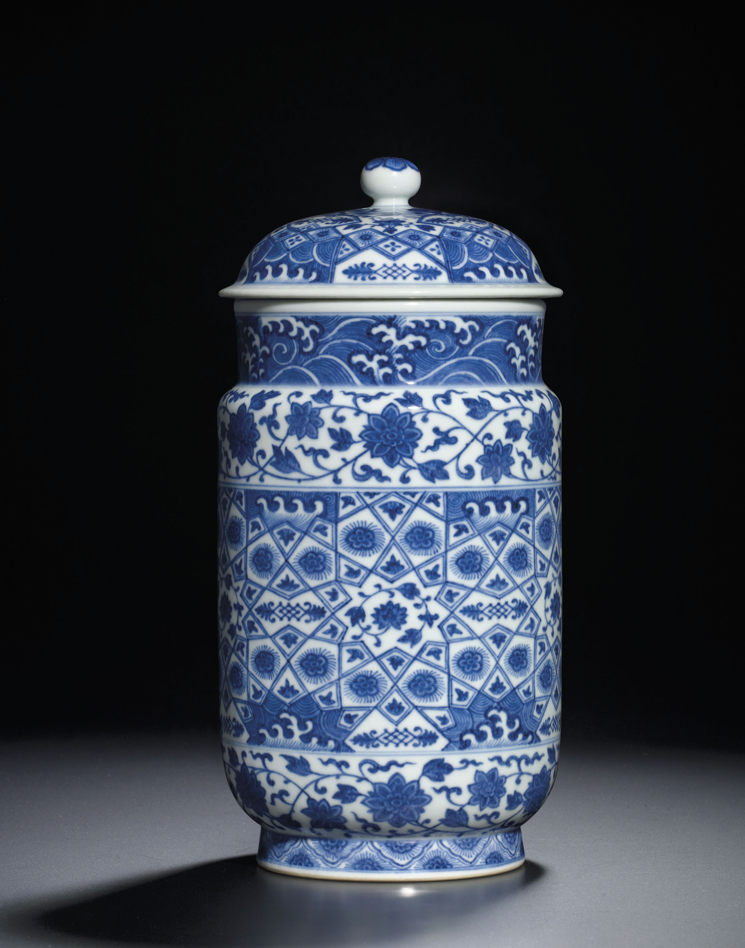 A FINE MINGSTYLE BLUE AND WHITE CYLINDRICAL JAR AND COVER , QING