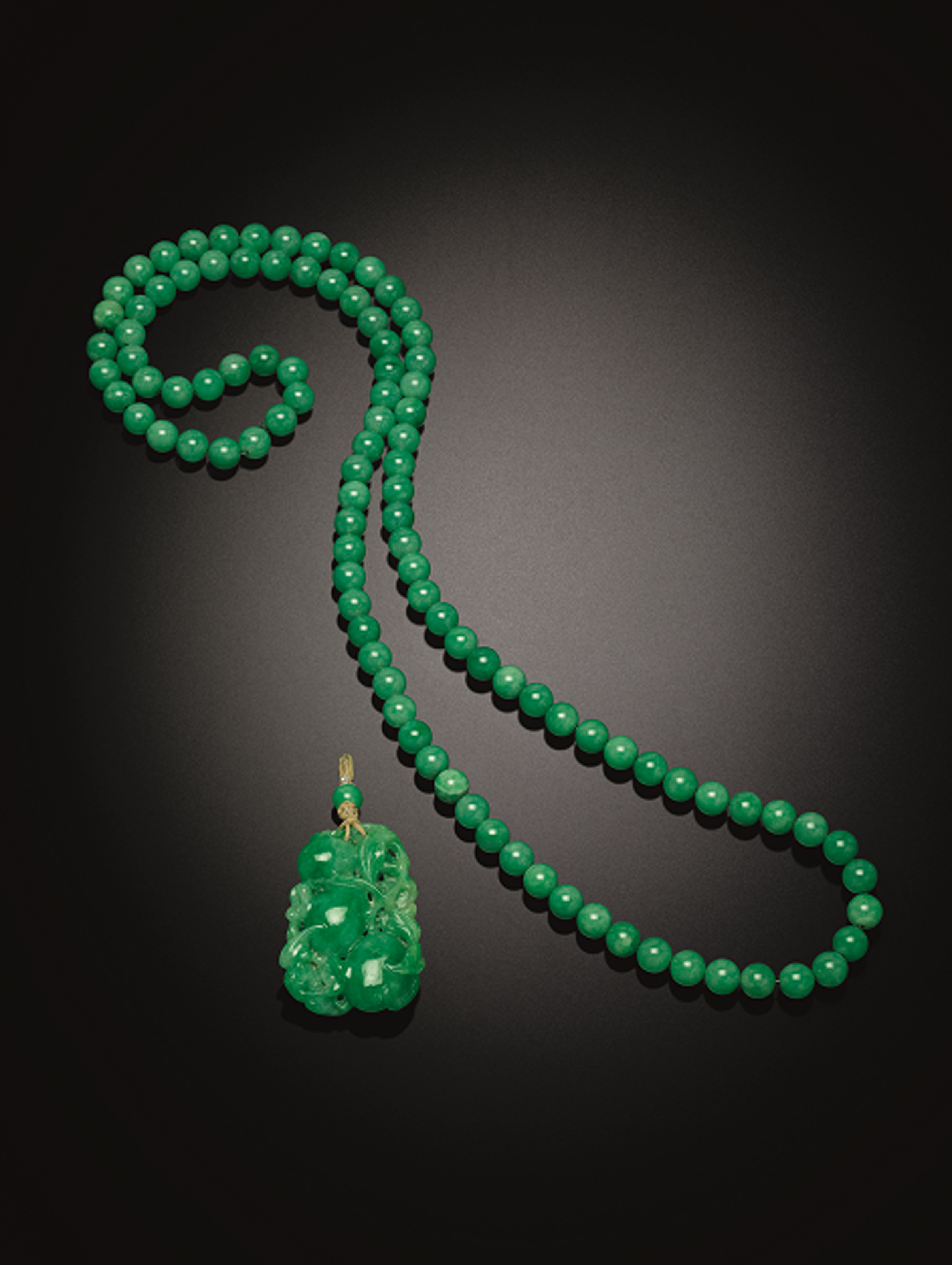 A JADEITE NECKLACE AND PENDANT | Christie's