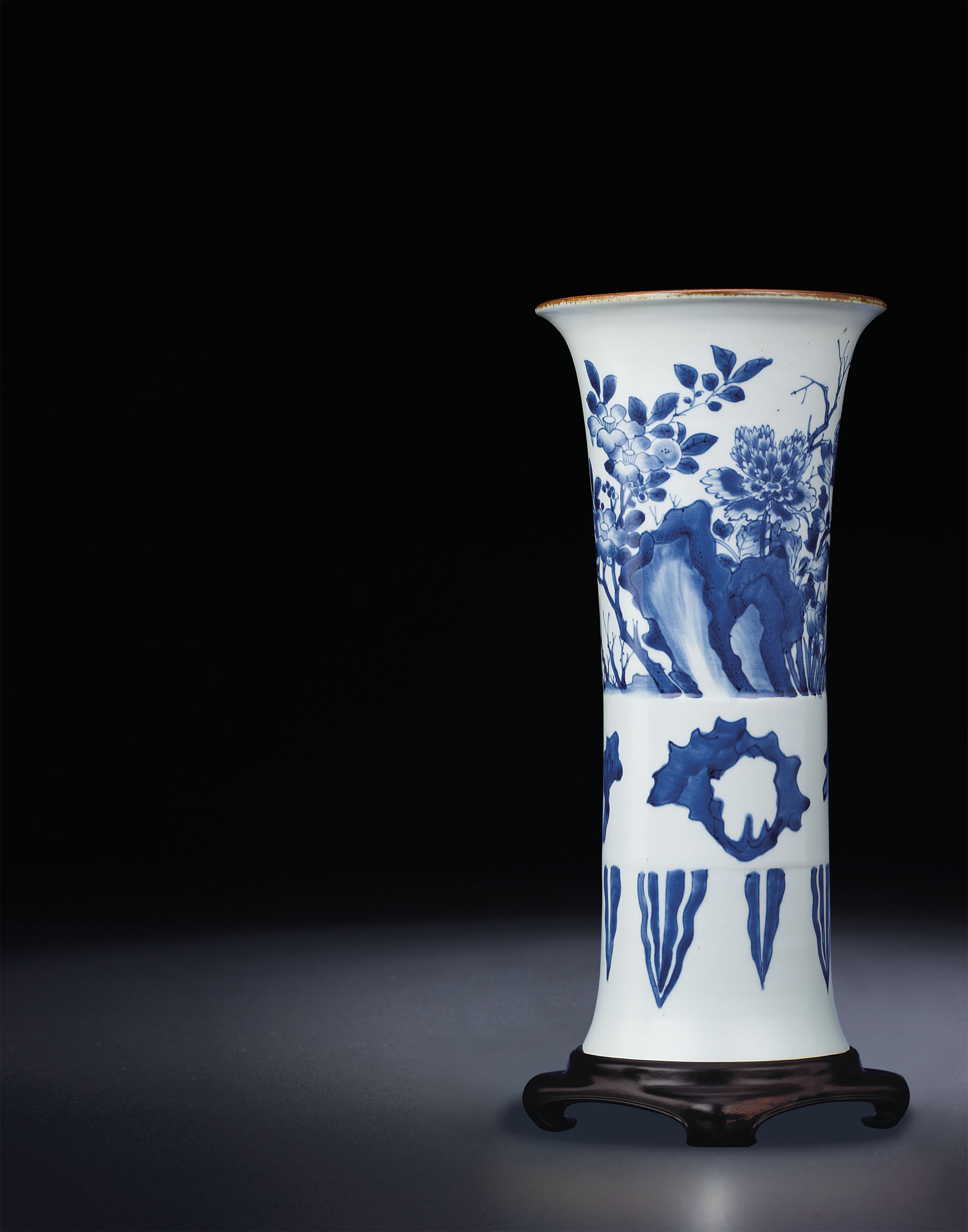 A FINE BLUE AND WHITE BEAKER VASE, GU , TRANSITIONAL PERIOD, CIRCA 1620