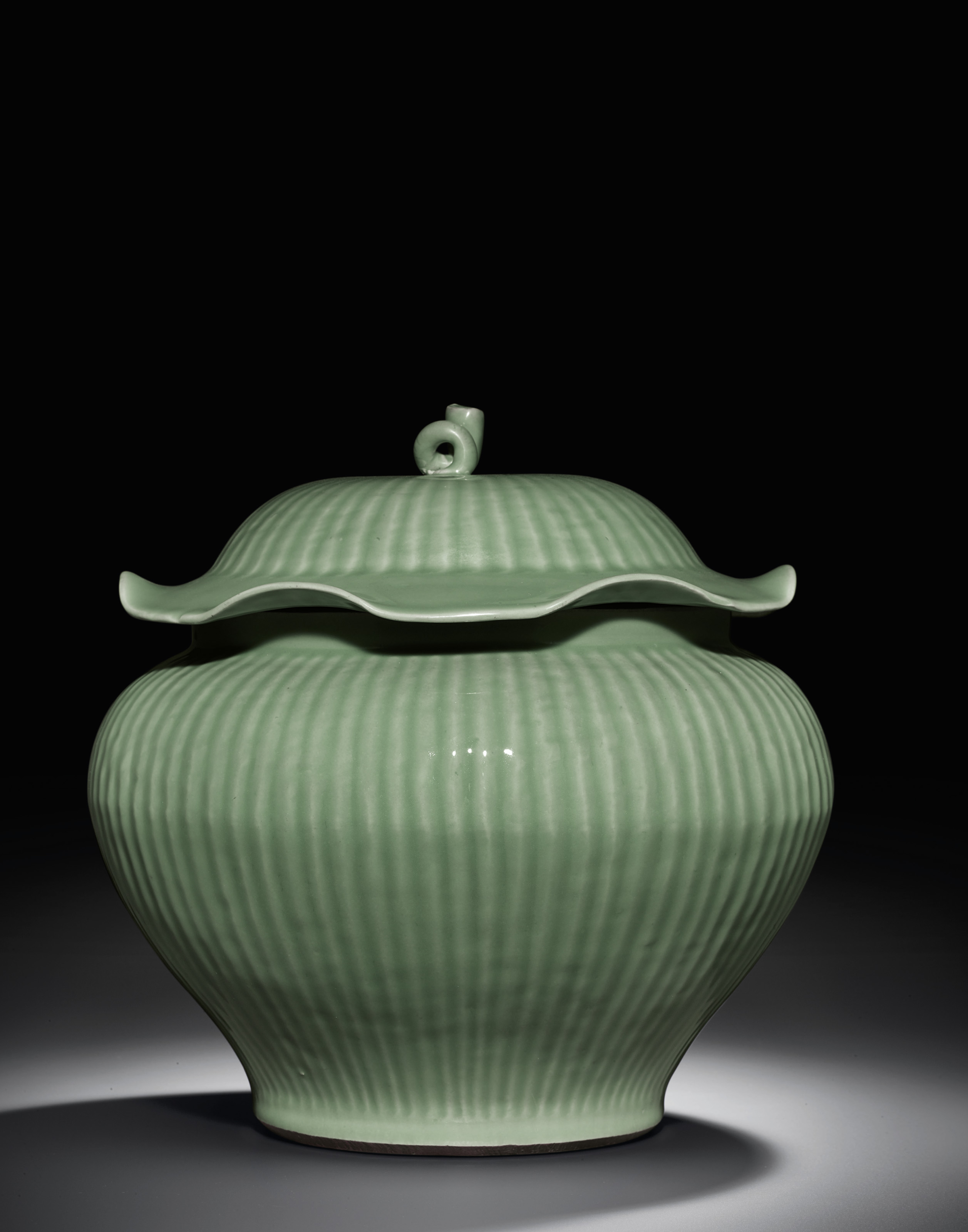 A LARGE LONGQUAN CELADON FLUTED JAR AND COVER , MING DYNASTY (13681644