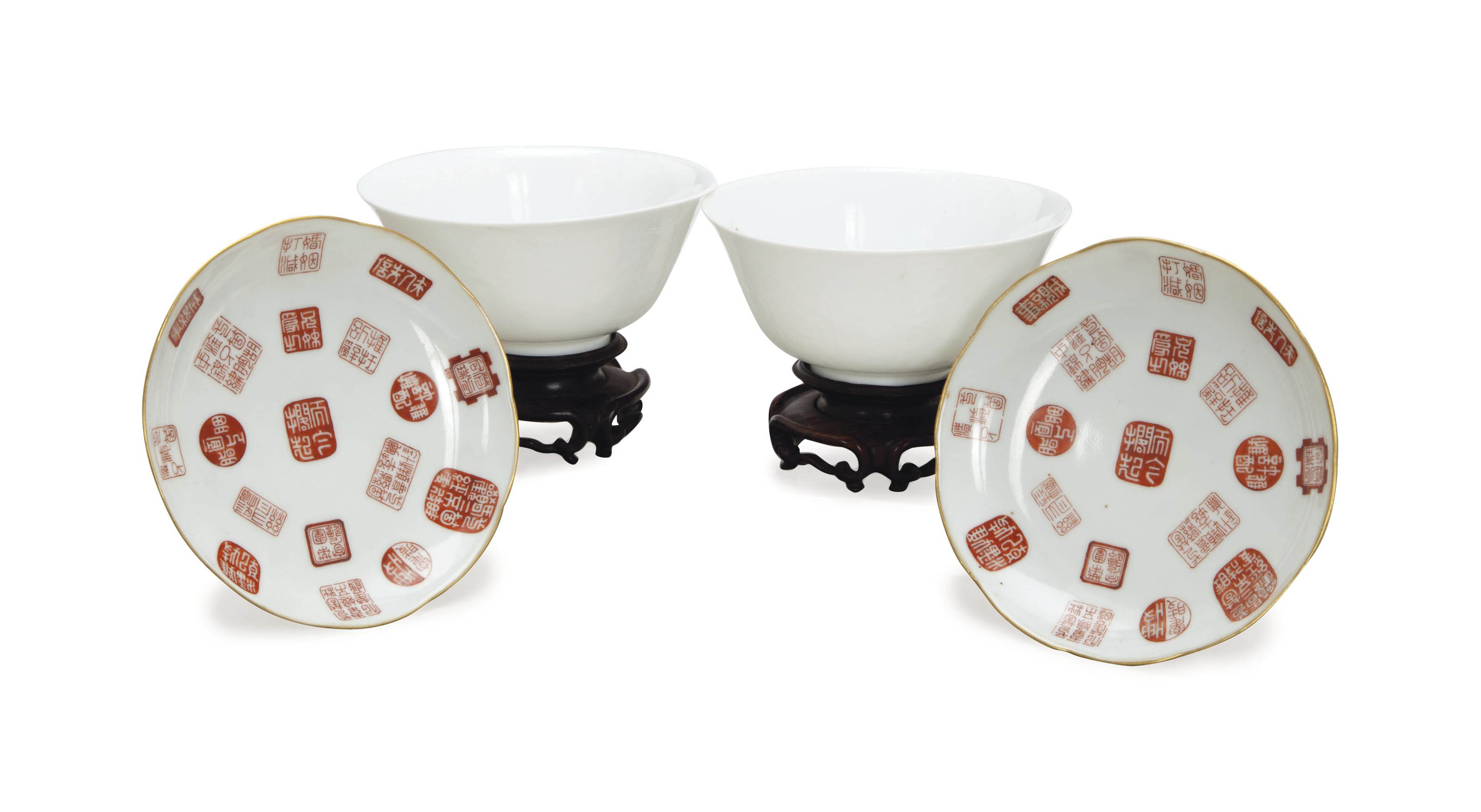 A PAIR OF CHINESE IRONRED DECORATED LOBED PORCELAIN DISHES AND A PAIR