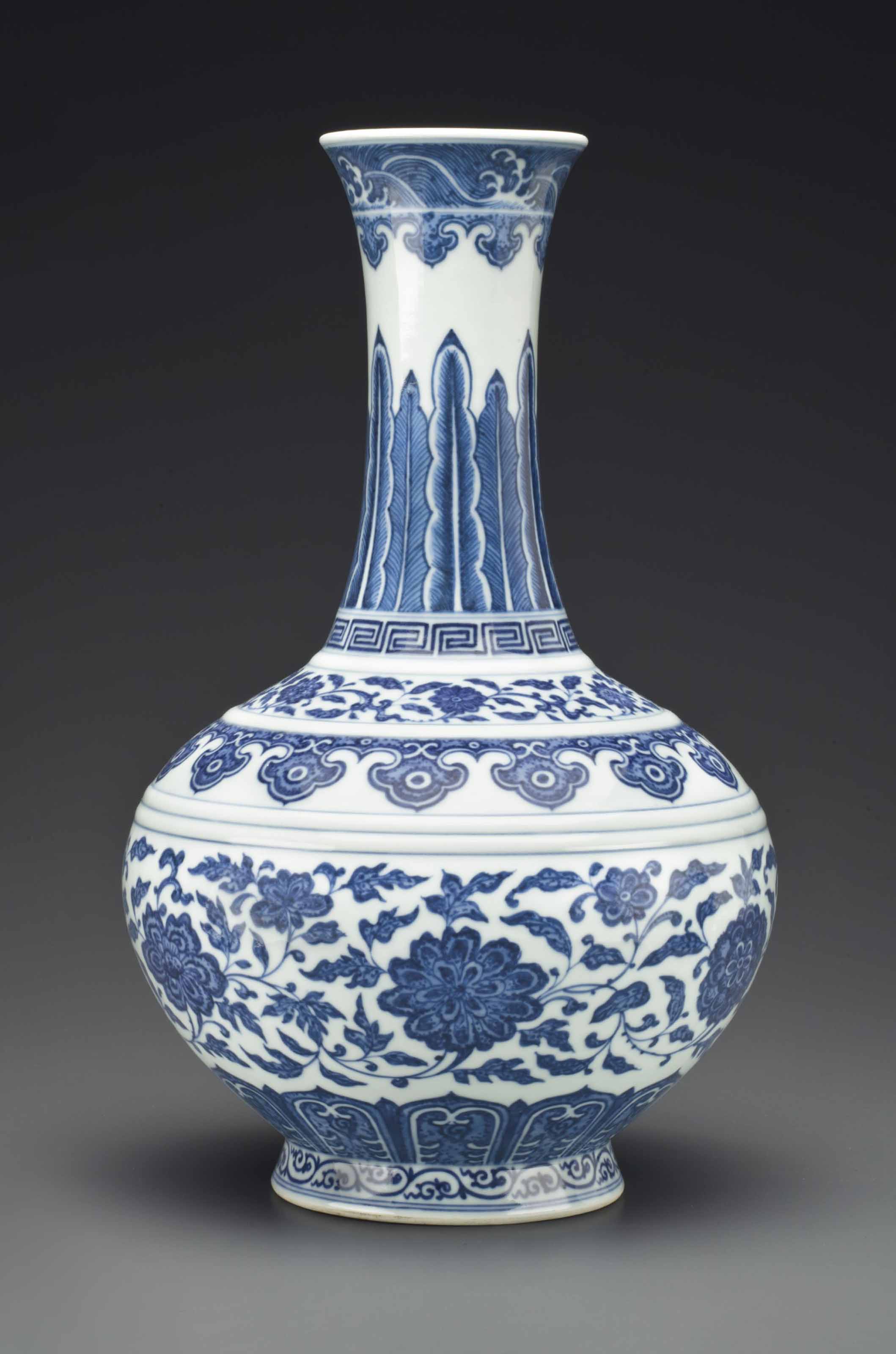 a fine ming style blue and white bottle detailsx