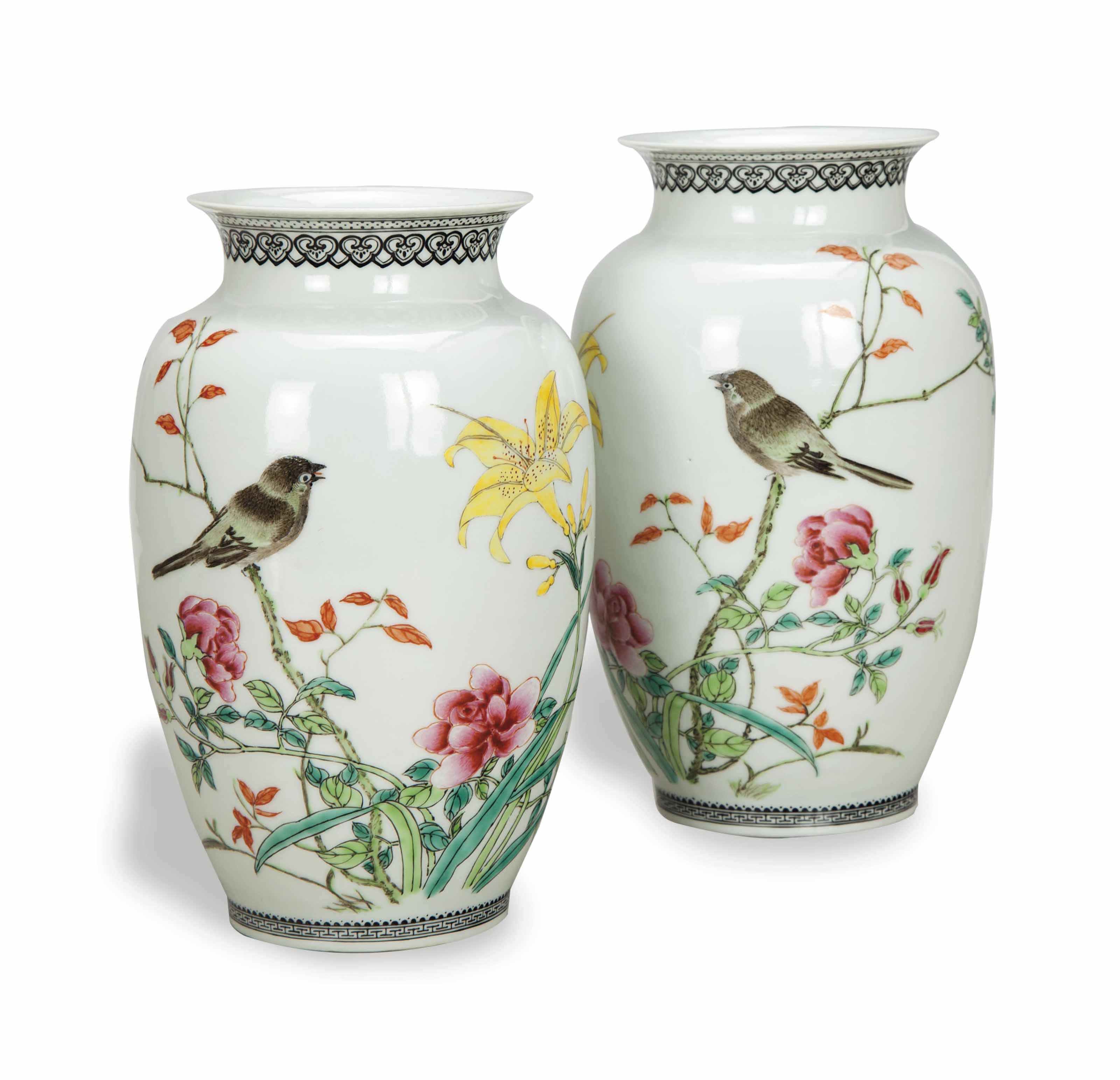 A CHINESE PAIR OF ENAMELED PORCELAIN VASES, , REPUBLIC PERIOD, EARLY