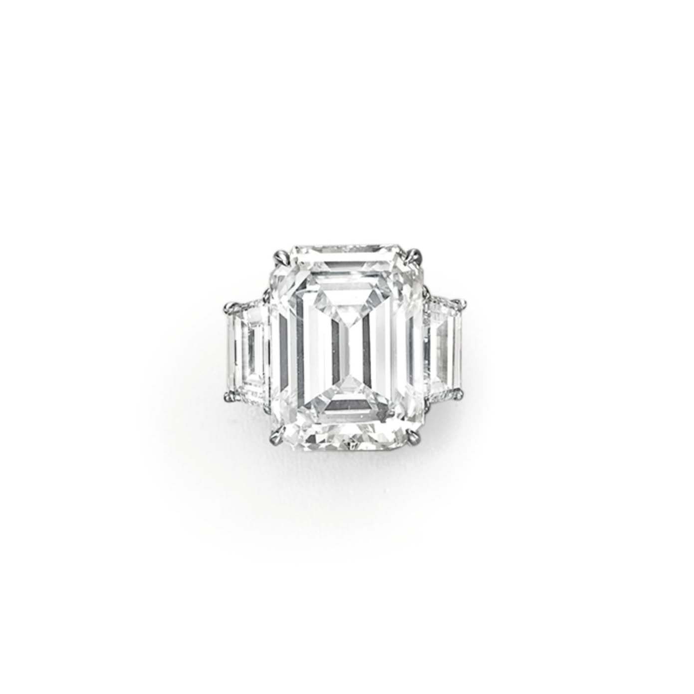 AN IMPRESSIVE DIAMOND RING, BY LORRAINE SCHWARTZ Christie's
