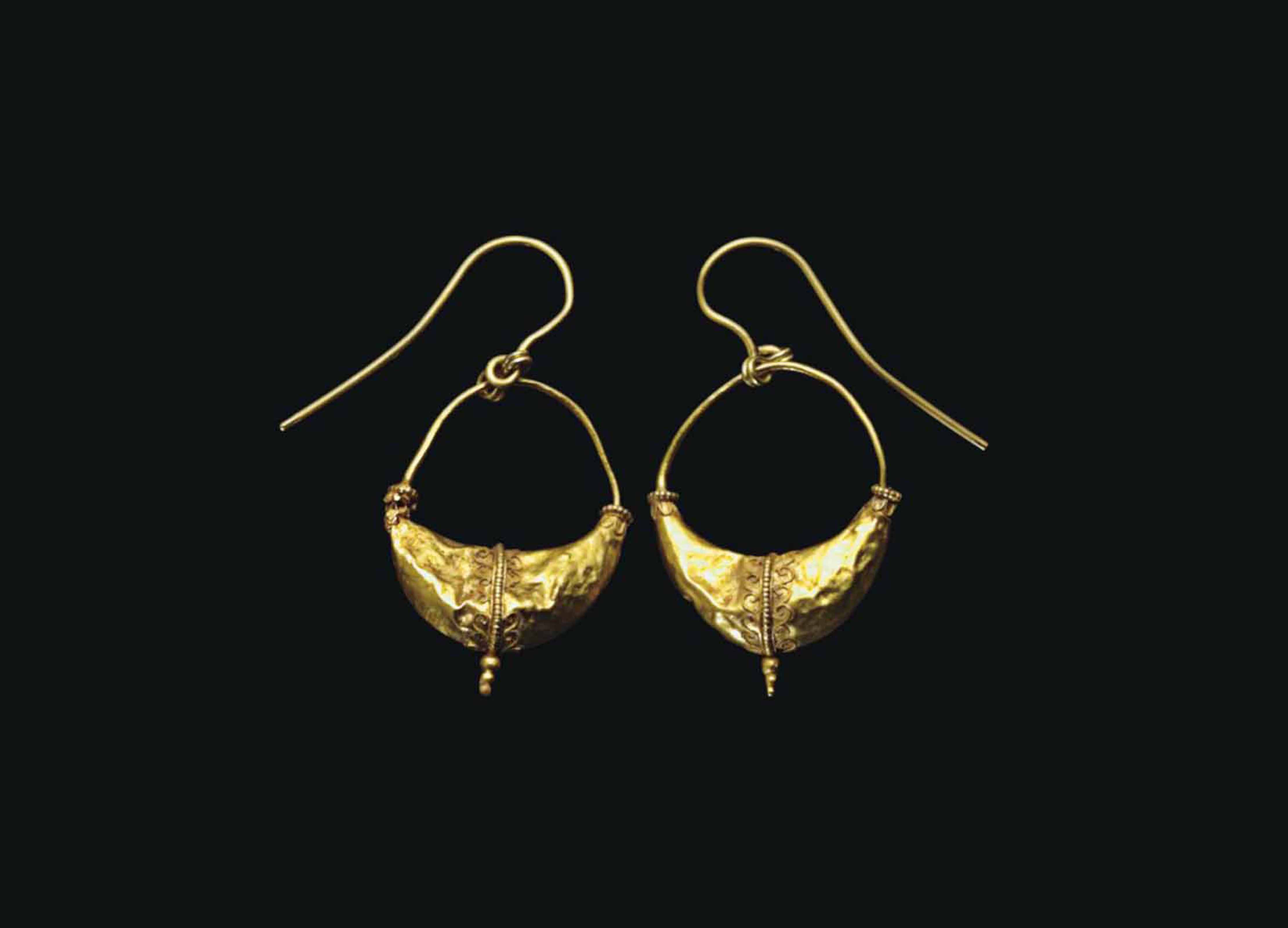 A PAIR OF GREEK GOLD EARRINGS , HELLENISTIC PERIOD, CIRCA LATE 4TH