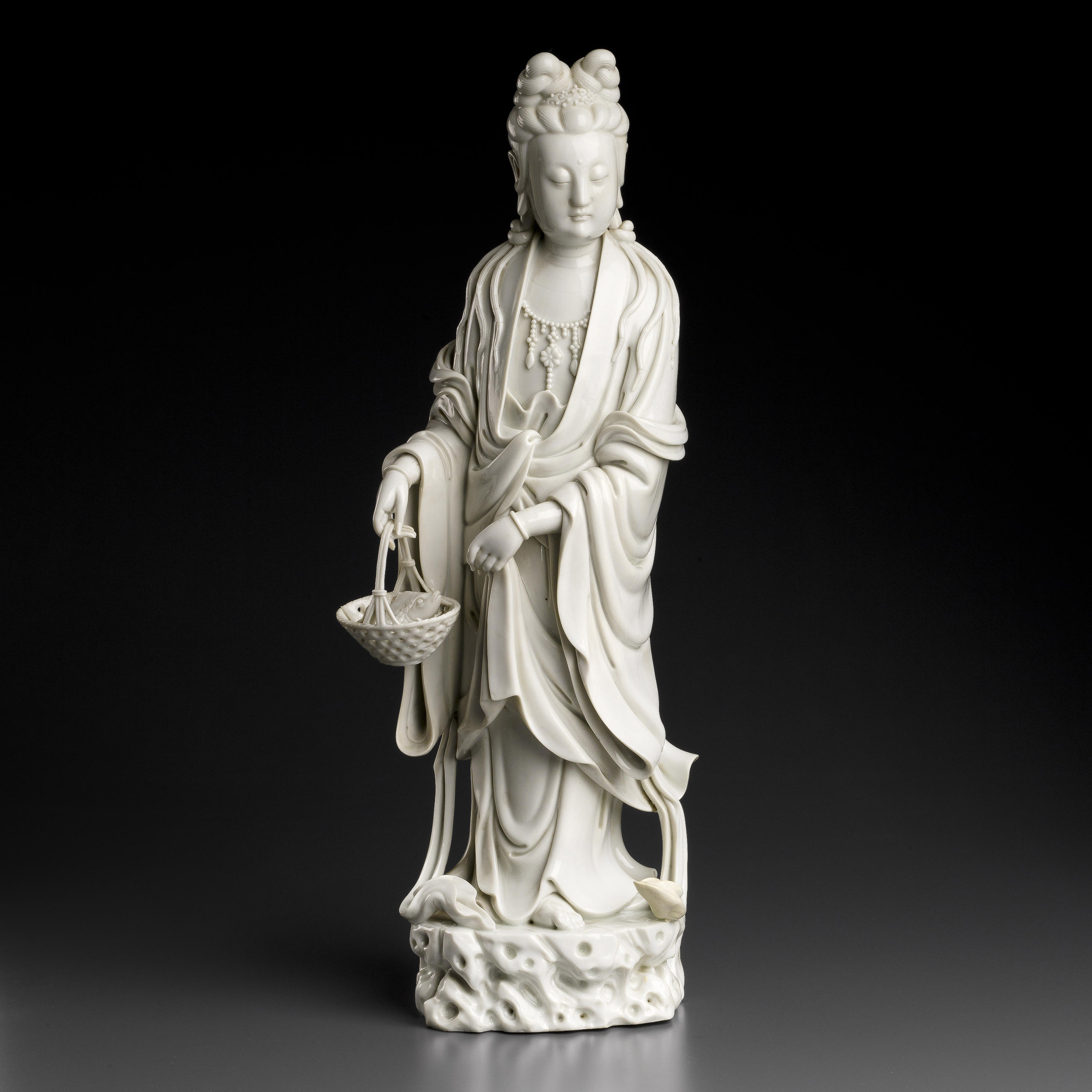 清末/二十世紀德化白釉魚籃觀音立像, 19TH CENTURY/EARLY 20TH CENTURY