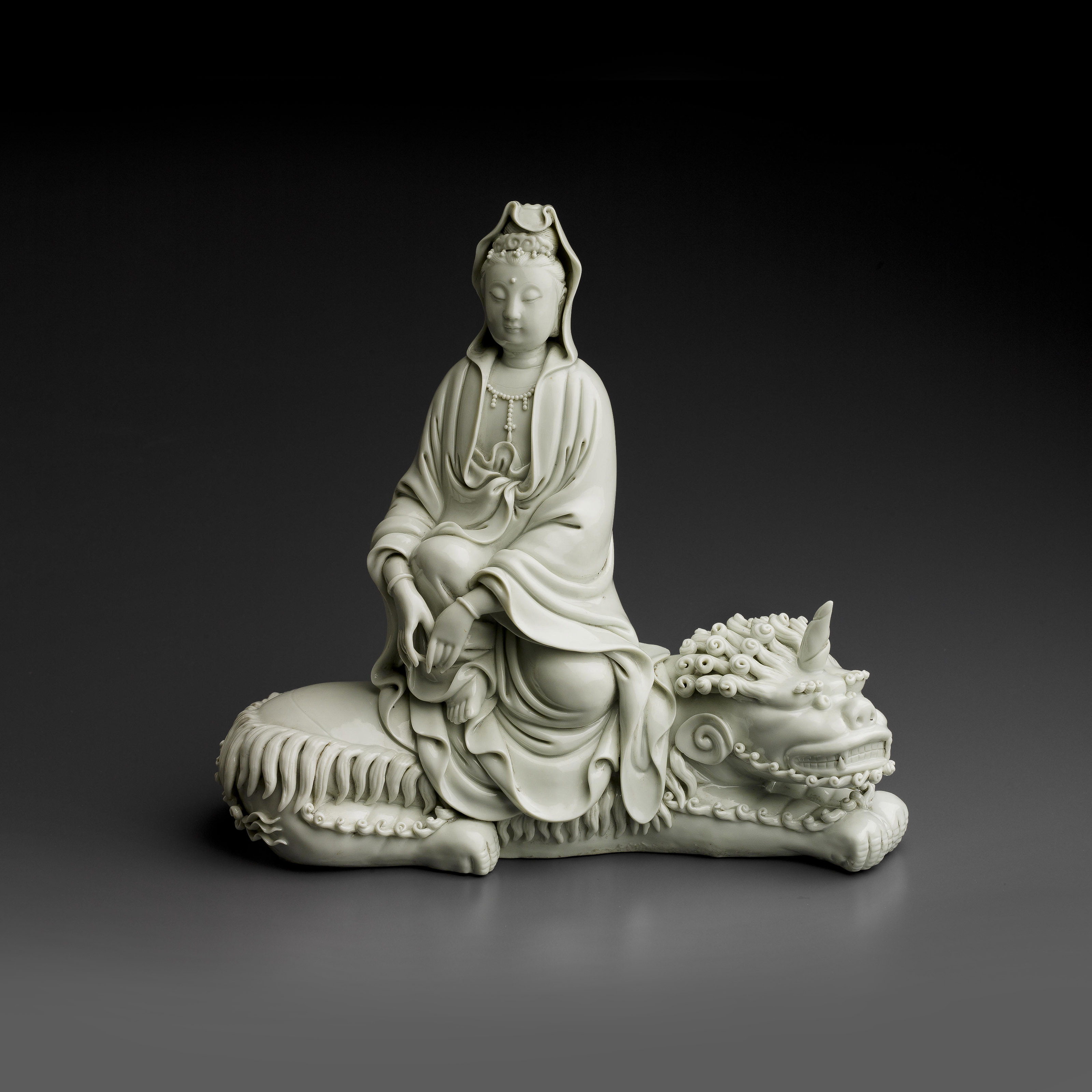 清末/二十世紀德化白釉魚籃觀音立像, 19TH CENTURY/EARLY 20TH CENTURY | Christie's