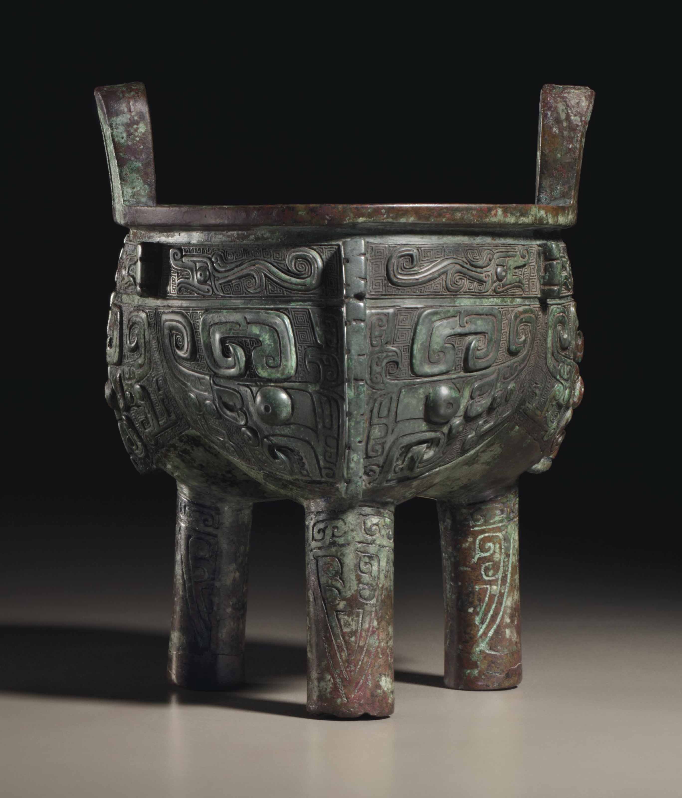 A SUPERBLY CAST BRONZE RITUAL FOOD VESSEL, LI DING , LATE SHANG DYNASTY