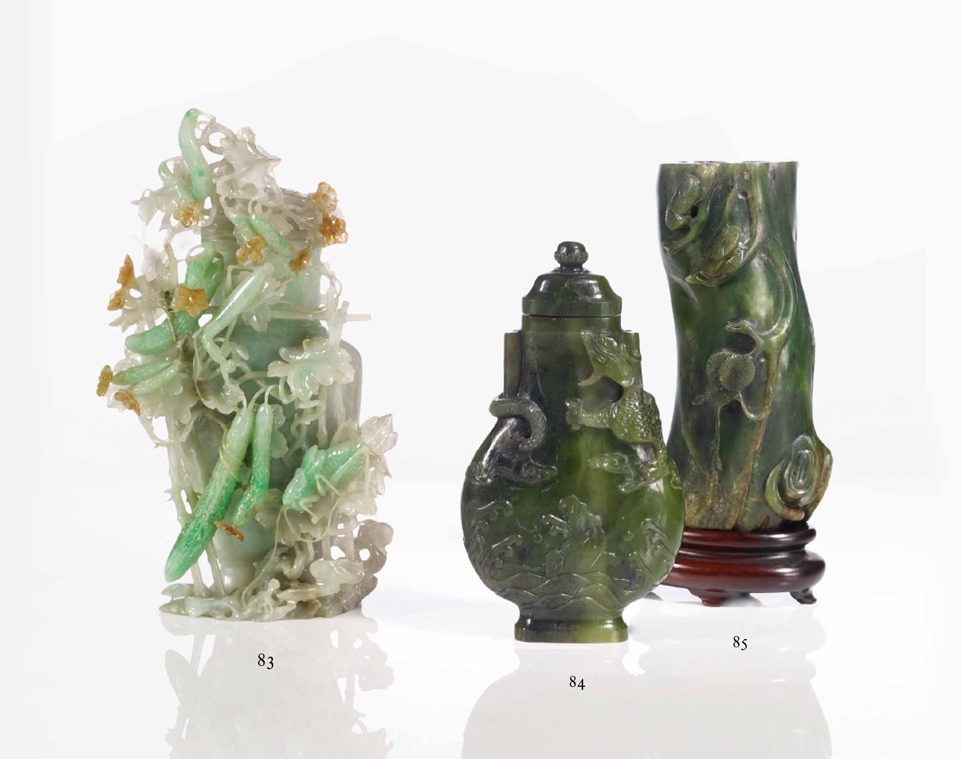 VASE COUVERT EN JADE VERT EPINARD SCULPTE , CHINE, DYNASTIE QING
