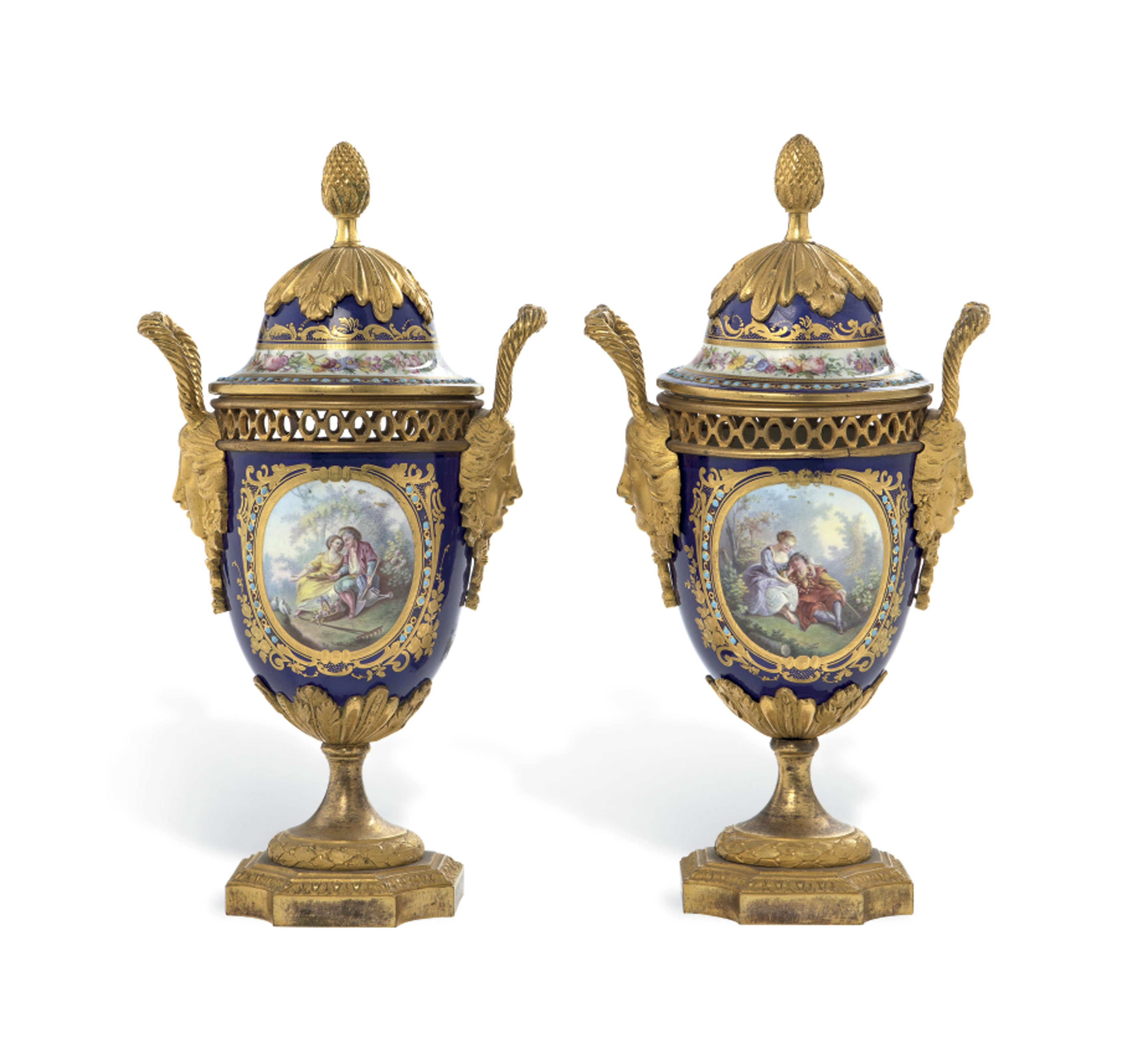 PAIRE DE VASES EN PORCELAINE DANS LE STYLE DE SEVRES ET LEUR COUVERCLE