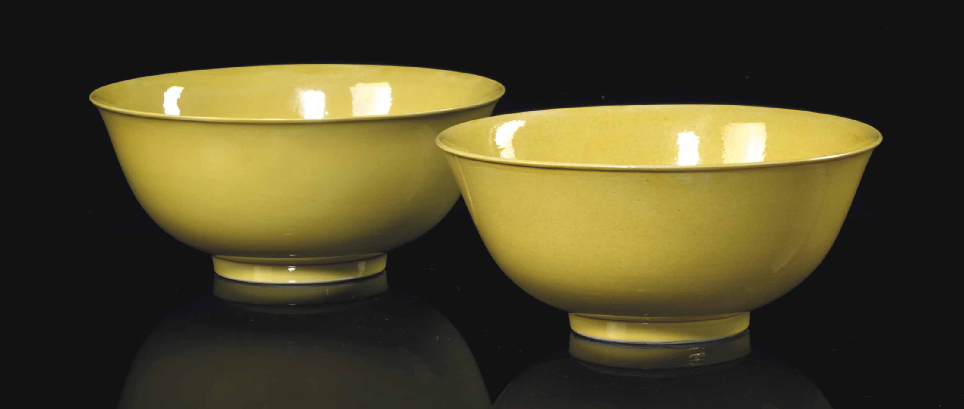PAIRE DE GRANDS BOLS EN PORCELAINE EMAILLEE JAUNE