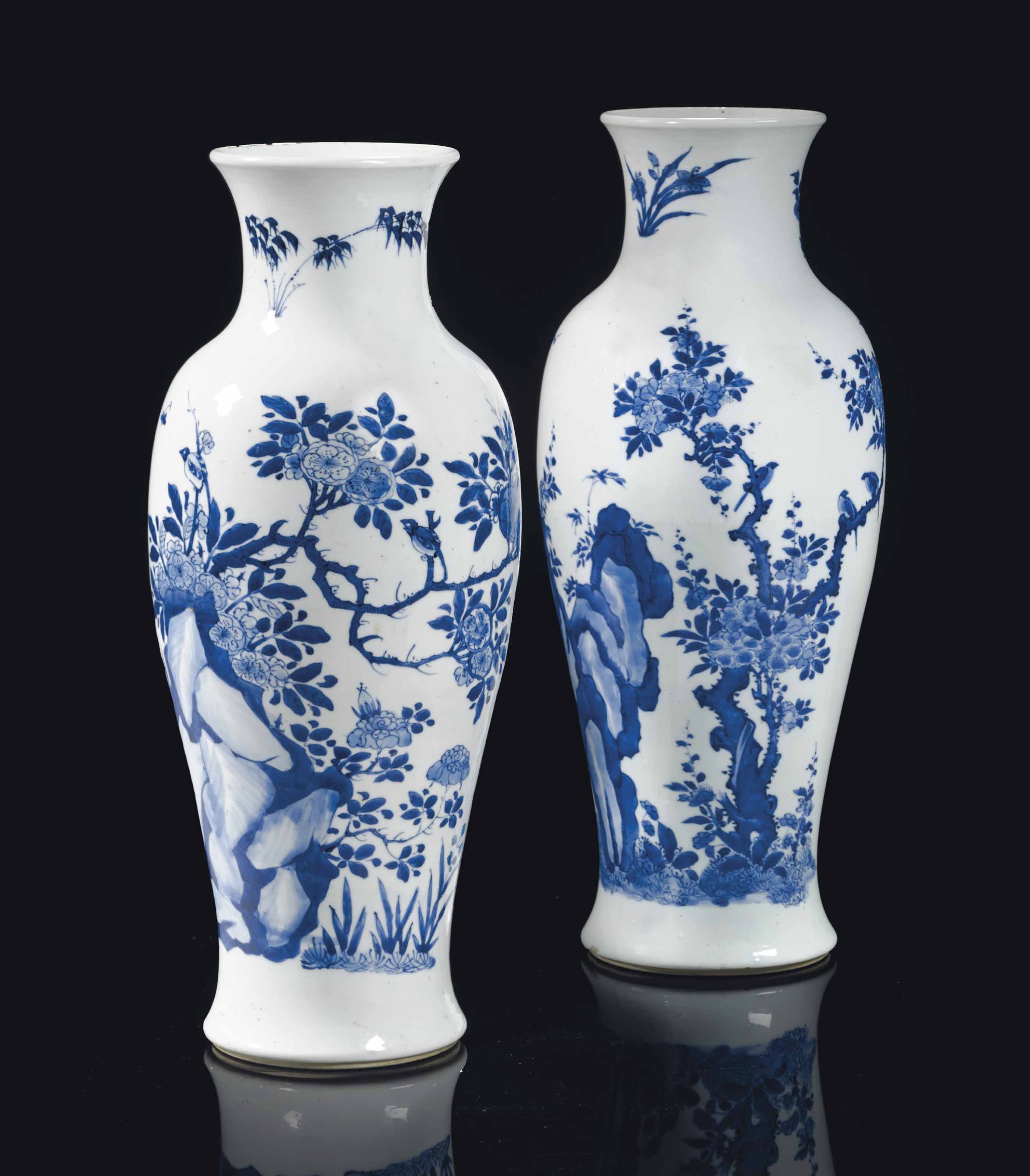 PAIRE DE VASES EN PORCELAINE BLEU BLANC , CHINE, DYNASTIE QING, EPOQUE ...