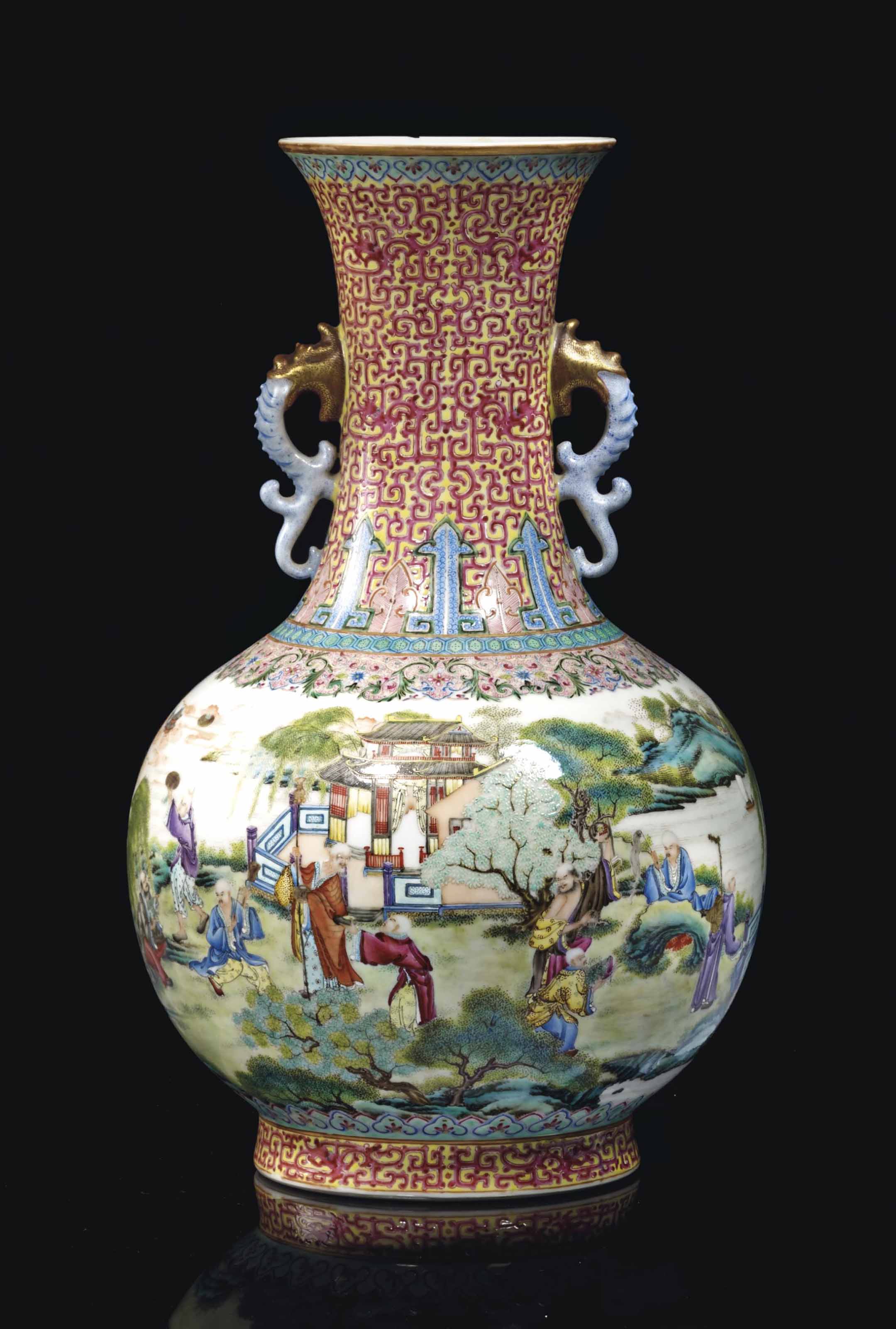 VASE EN PORCELAINE DE LA FAMILLE ROSE , CHINE, DEBUT DU XXEME SIECLE