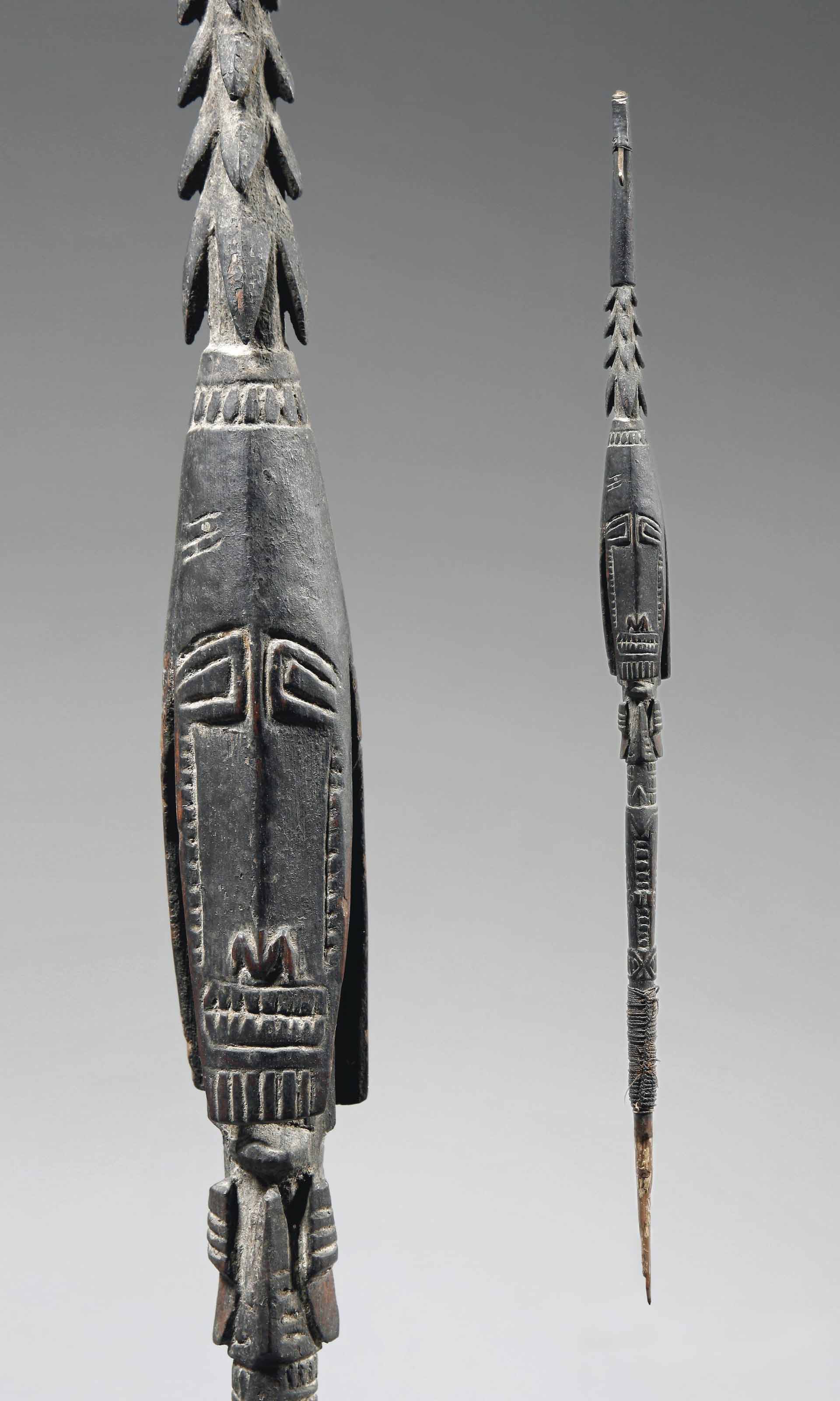 FIGURE DE FAÎTAGE CEREMONIELLE BIWAT A CEREMONIAL ROOF FIGURE