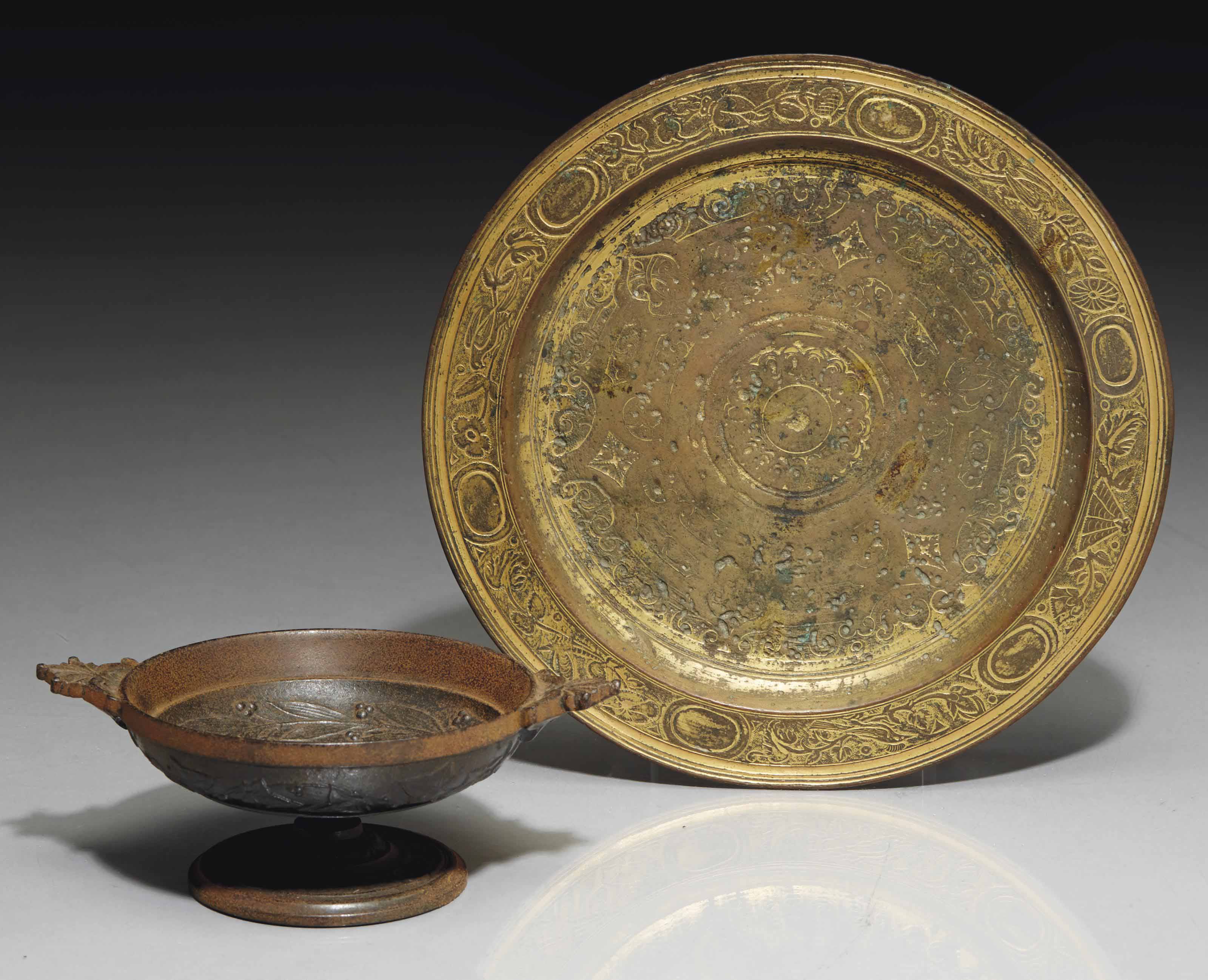 PLAT DOFFRANDES EN BRONZE DORE 