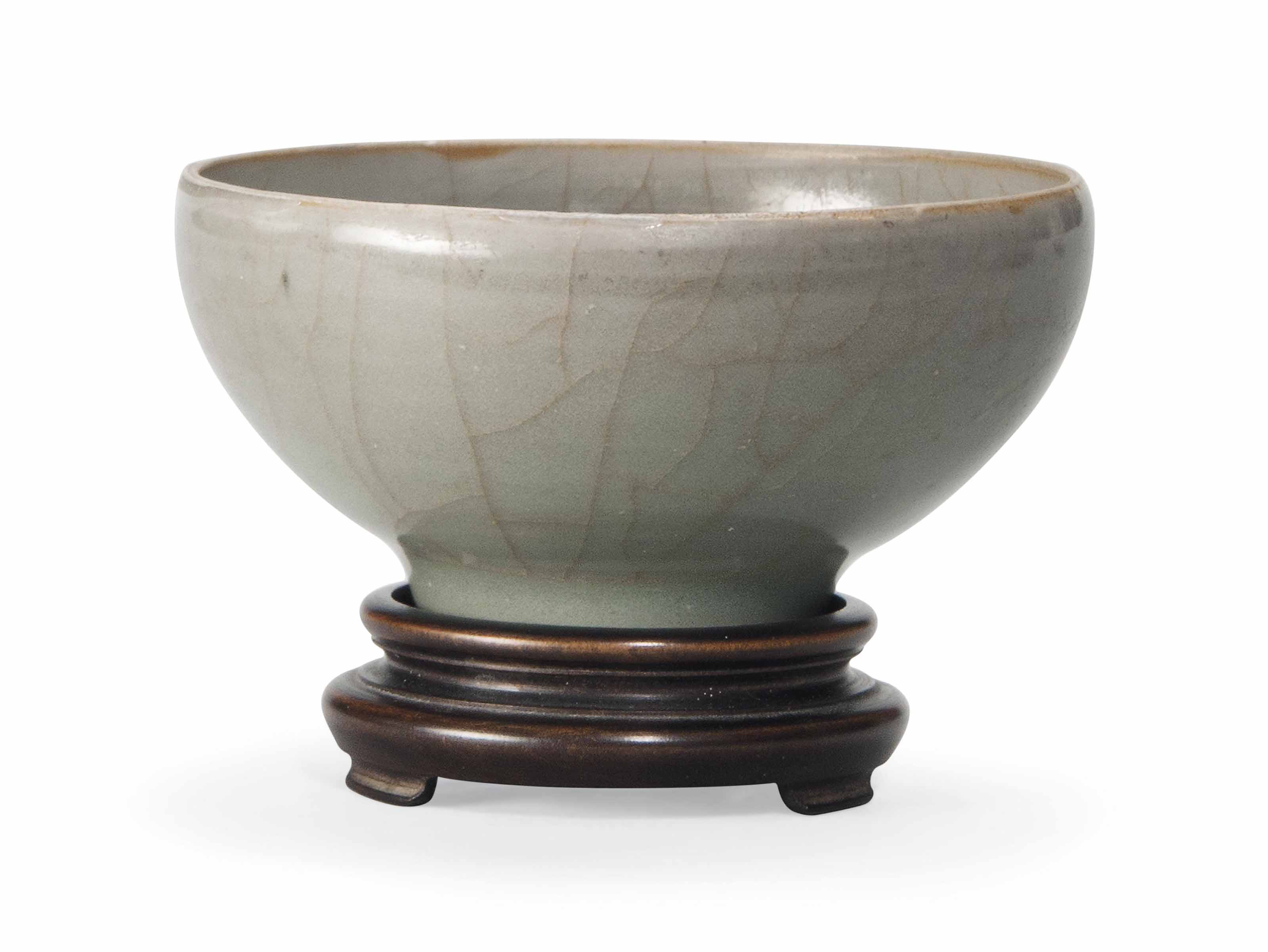 A SMALL CHINESE CELADON BOWL , SONG DYNASTY (9601279) Christie's