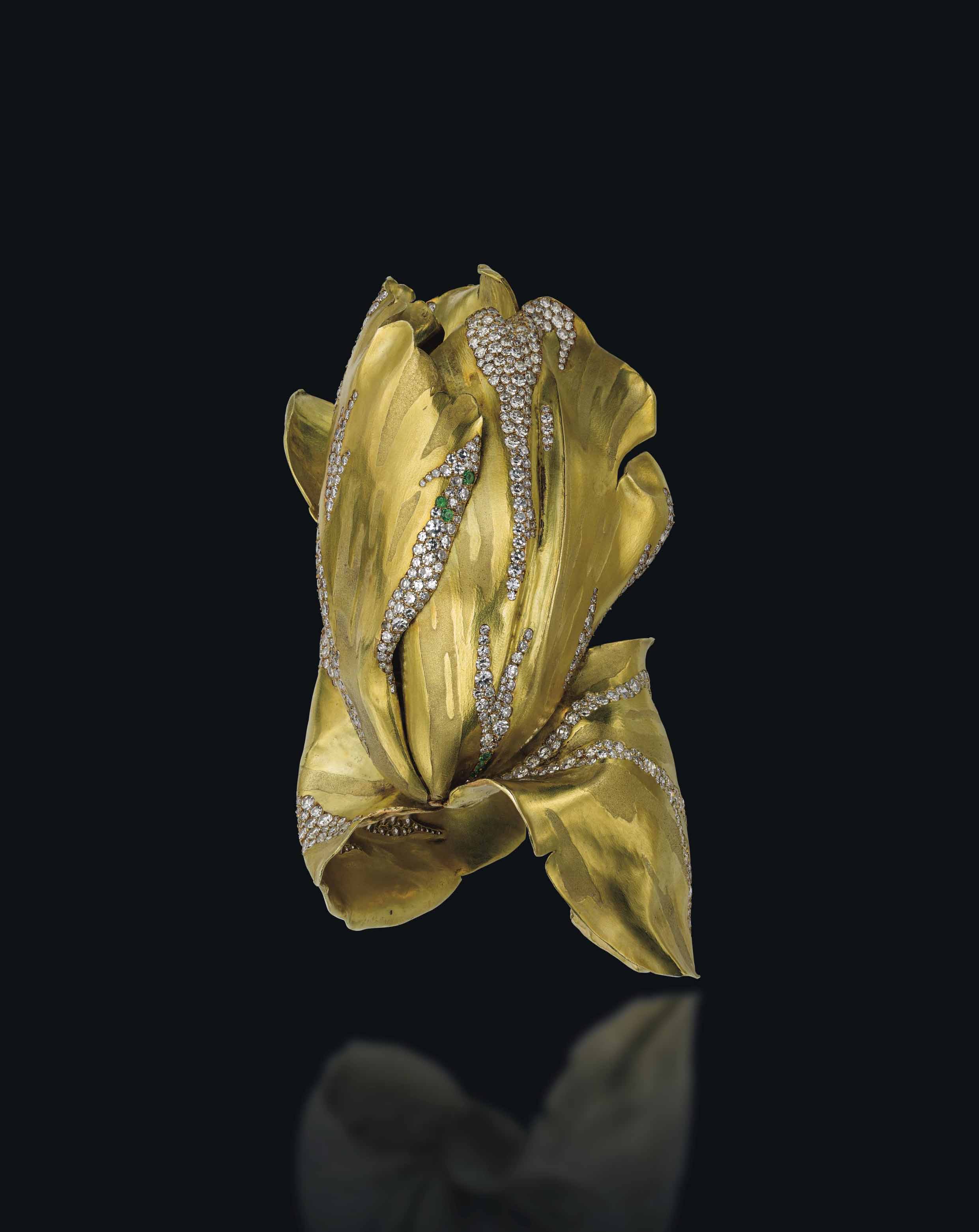 &ldquo;Parrot Tulip&rdquo;黄金、钻石及绿石榴石手镯，JAR设计。金手镯采用立体花形设计，底部两片花瓣组成铰链手镯，镶嵌单翻式切割钻石及圆形切割绿石榴石，1994年制，花朵尺寸9.5公分，配JAR特制粉红色皮革珠宝盒。2014年11月11日于佳士得日内瓦售出，成交价3,525,000瑞士法郎