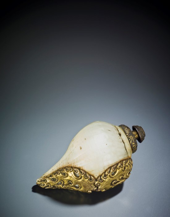 A VERY RARE GILT-METAL EMELLISHED 'RIGHT-SPIRALING' RITUAL CONCH SHELL ...