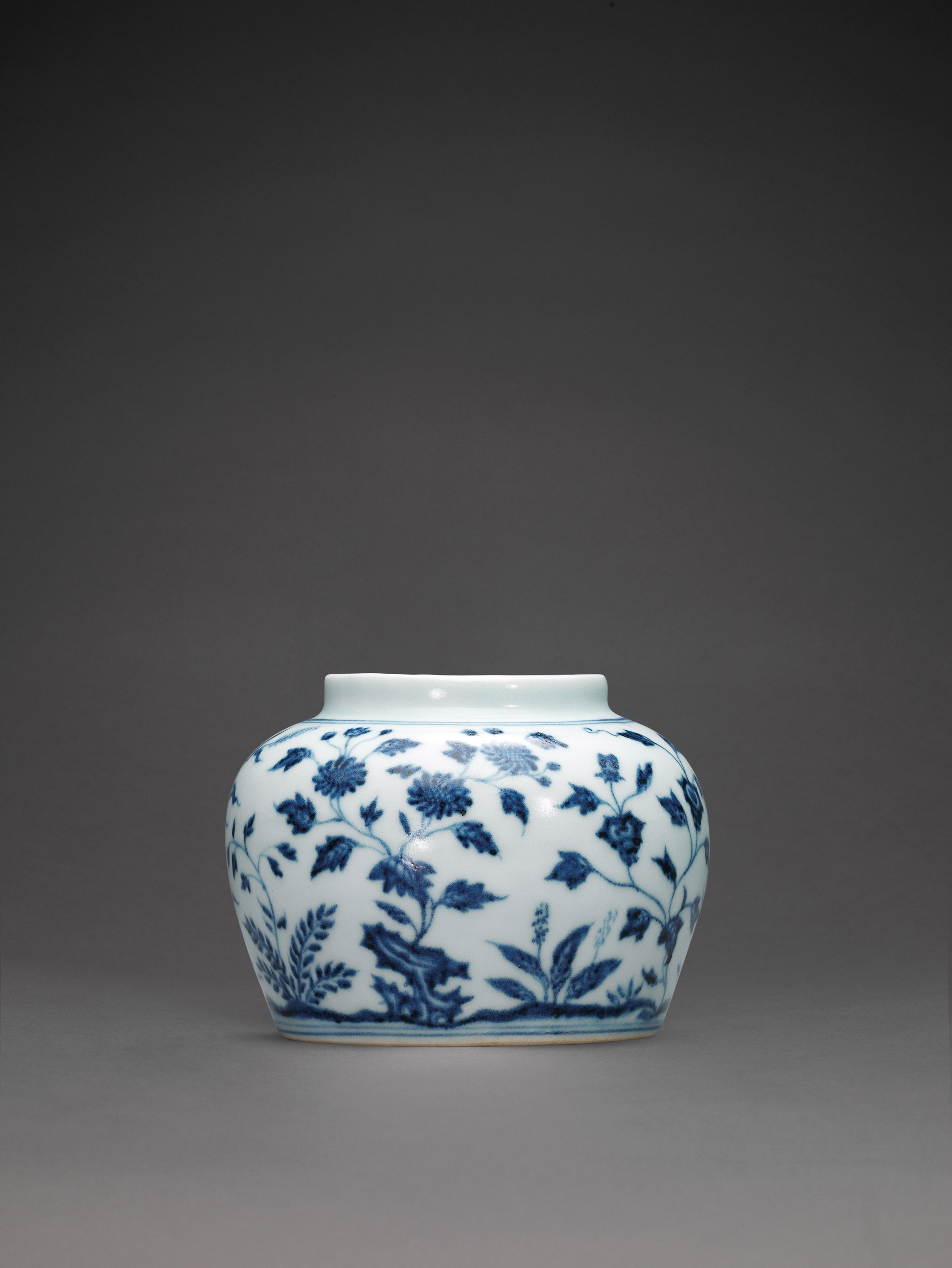 AN EXTREMELY RARE EARLY MING BLUE AND WHITE JAR, GUAN , YONGLE PERIOD