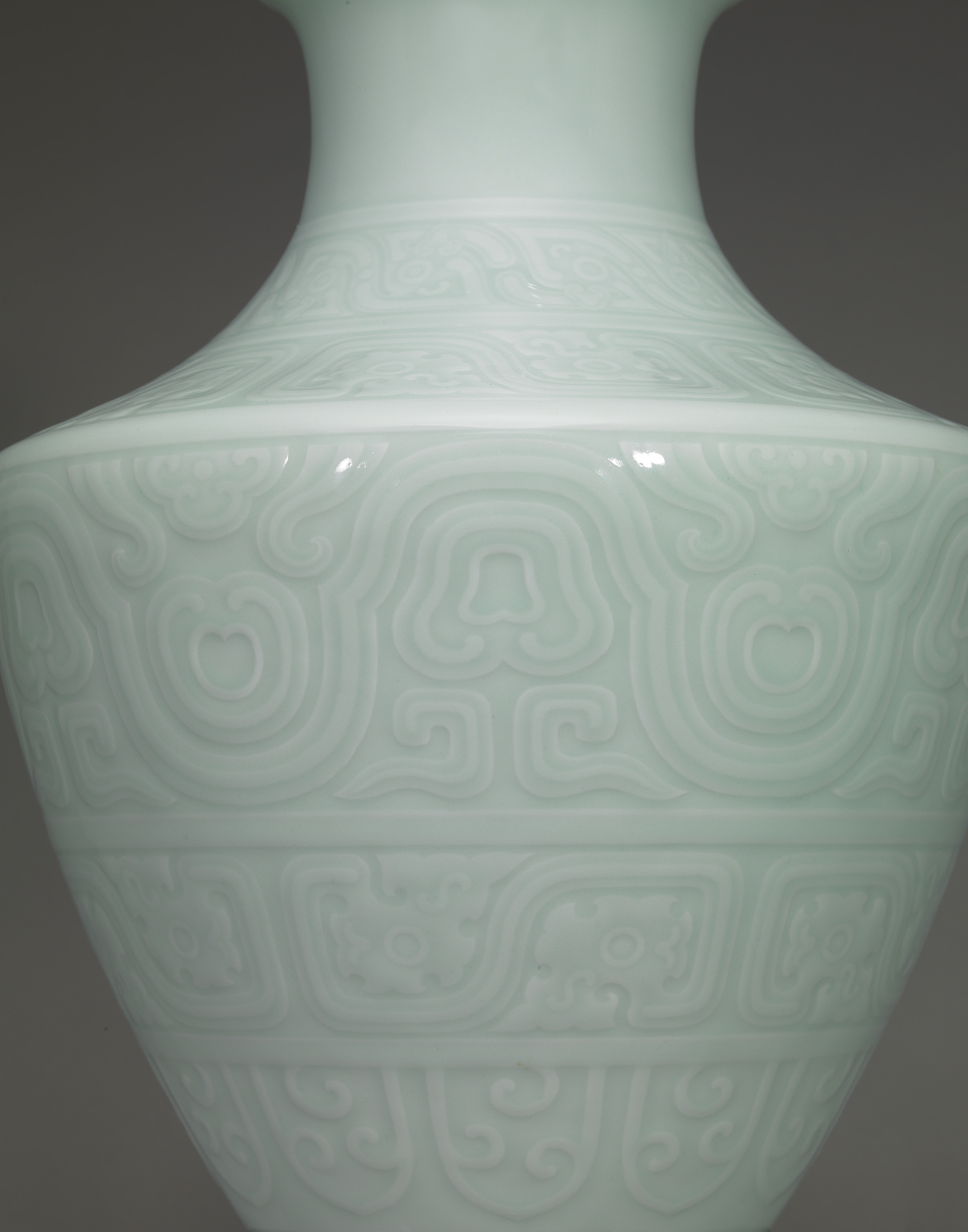 A MAGNIFICENT FINE CELADONGLAZED ARCHAISTIC VASE, HU , QIANLONG SIX