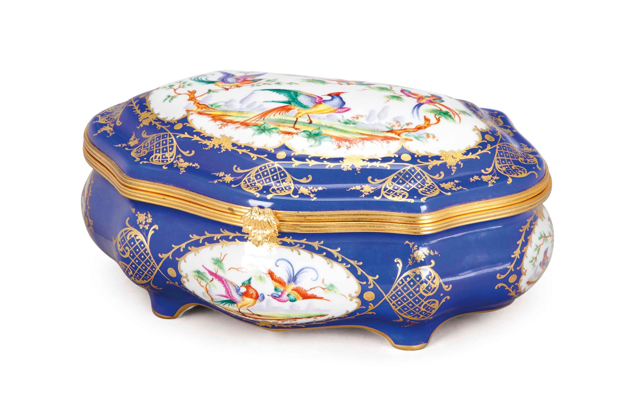 A FRENCH PORCELAIN SHAPED BOX WITH HINGED COVER,