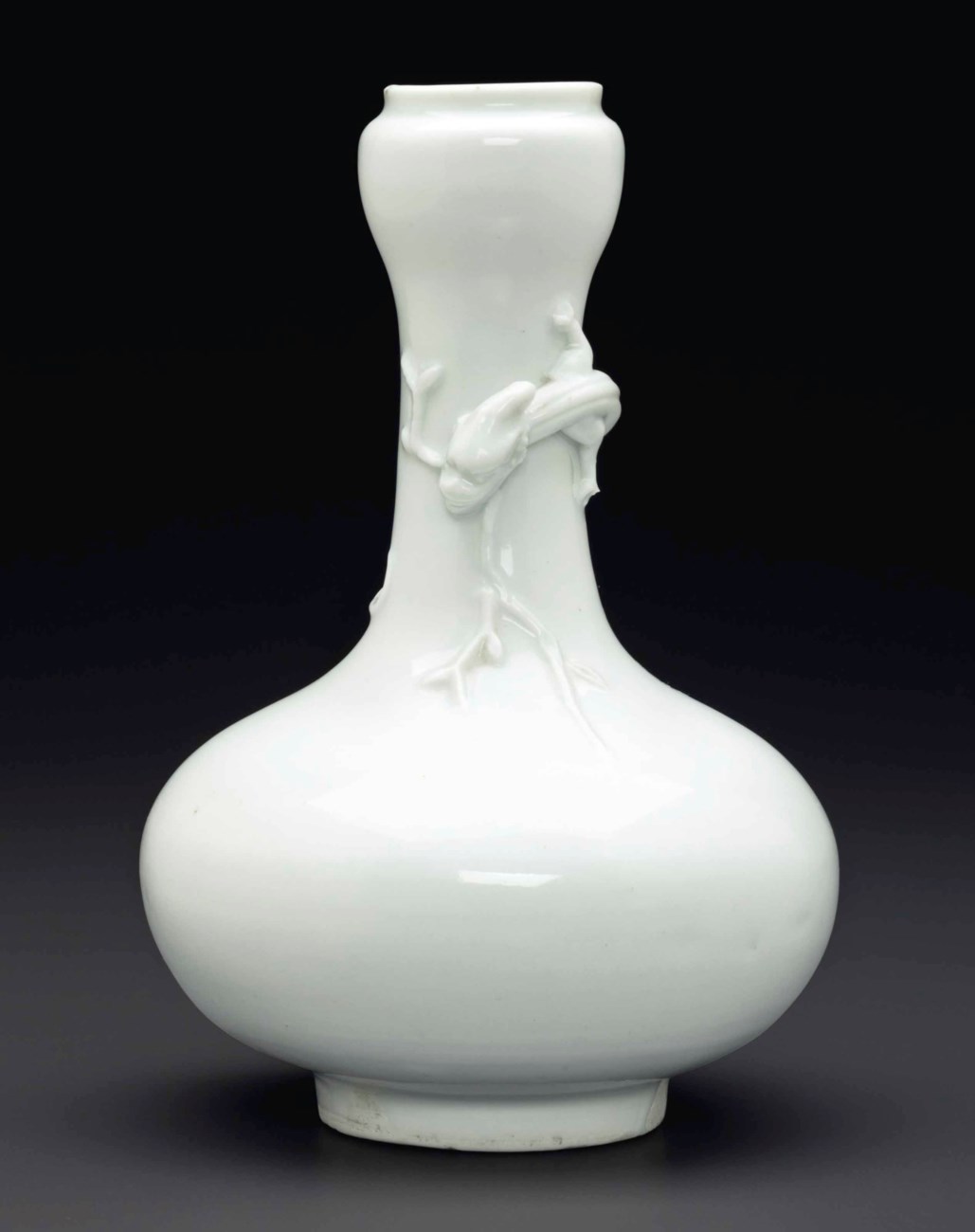 A DEHUA 'GARLICHEAD' BOTTLE VASE, 17TH CENTURY Christie's