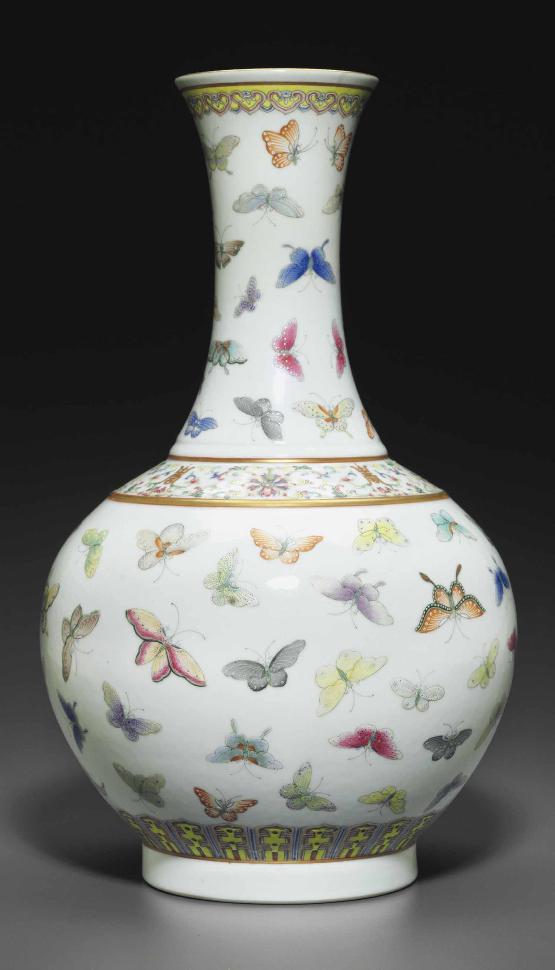 清光緒粉彩百蝶紋賞瓶礬紅六字楷書款, GUANGXU SIX-CHARACTER MARK IN