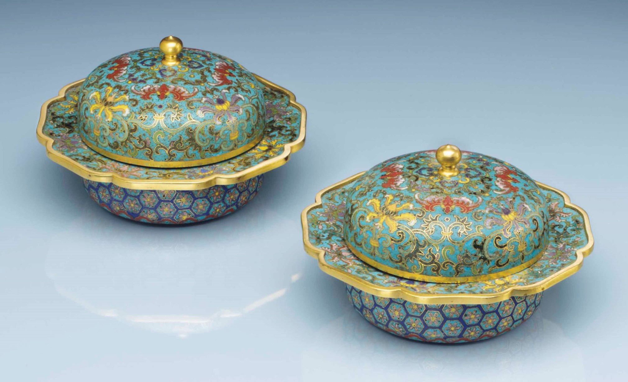 A RARE PAIR OF CLOISONNÉ ENAMEL BOWLS AND COVERS, QIANLONG PERIOD (1736