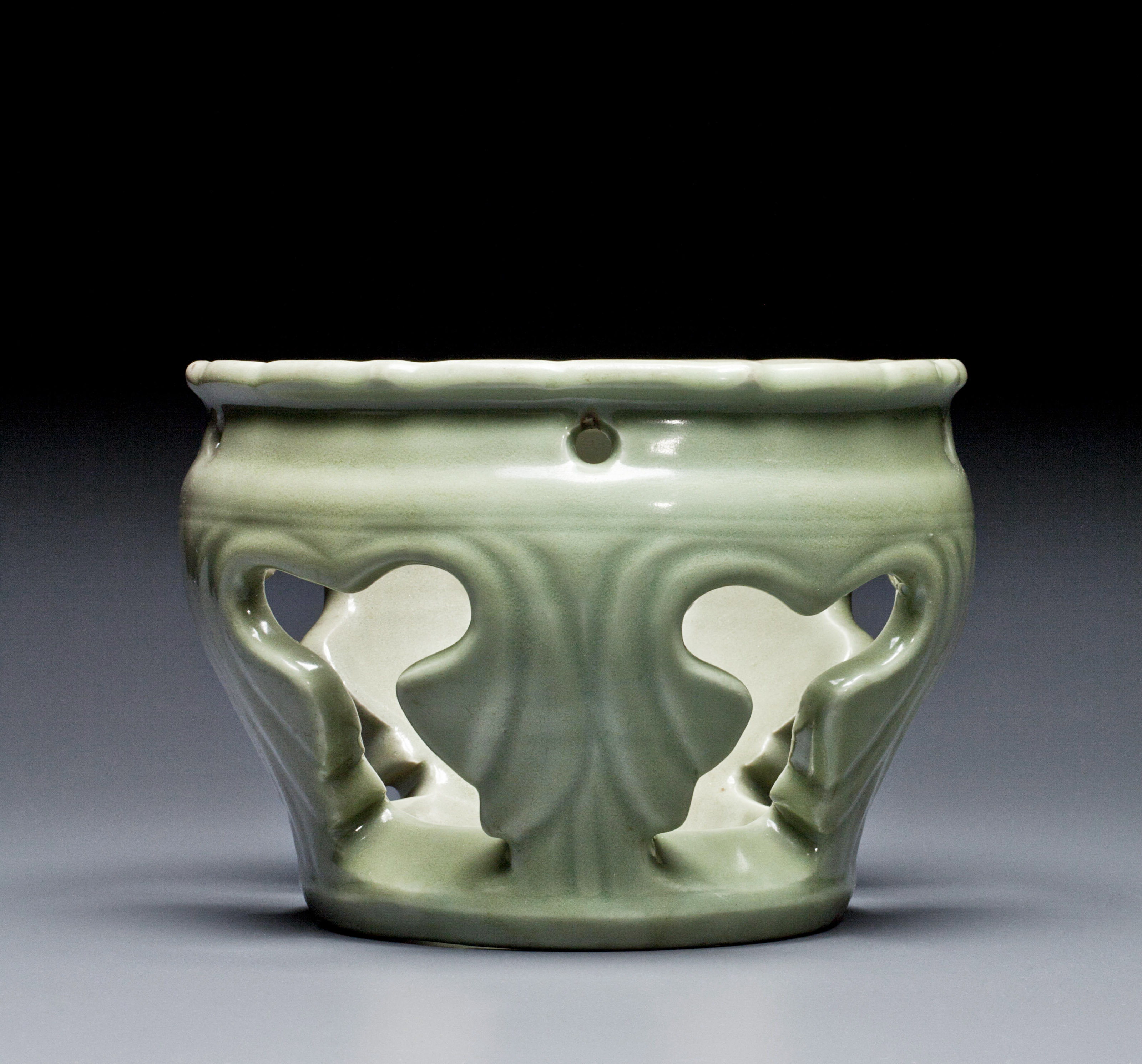 龍泉青釉座, 明十五世紀| Christie's