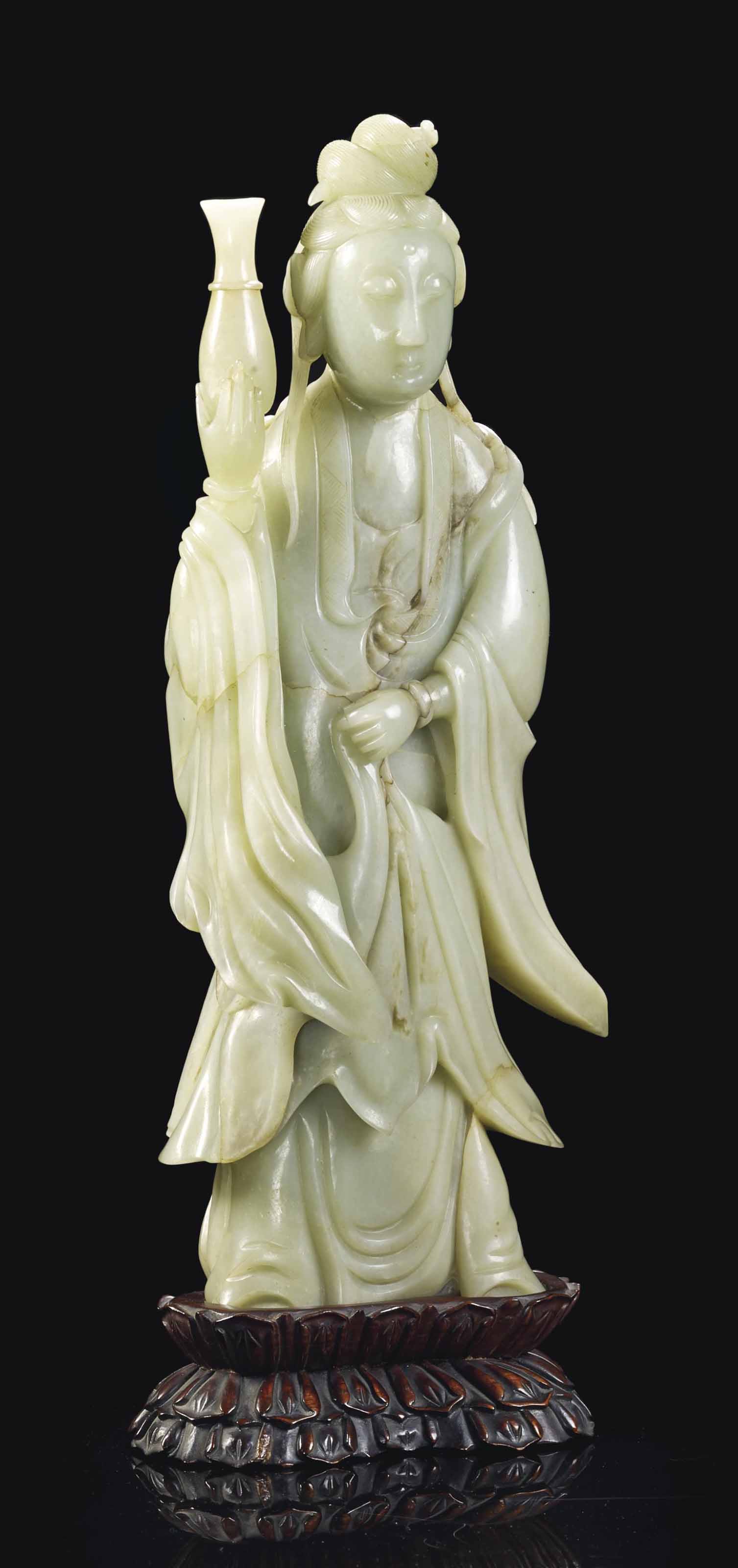STATUE DE GUANYIN EN JADE CELADON SCULPTE , CHINE, FIN DE LA DYNASTIE