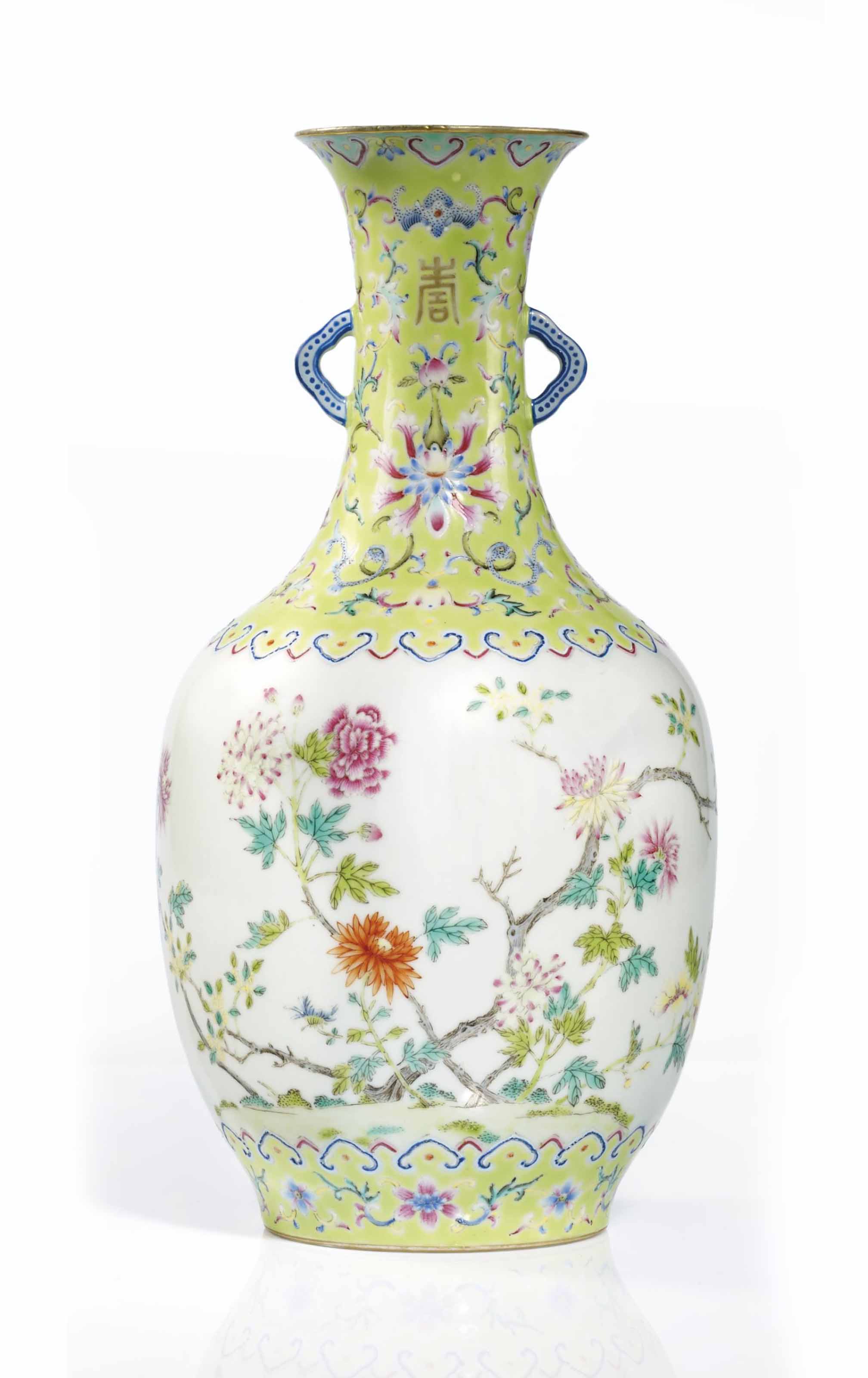 VASE EN PORCELAINE DE LA FAMILLE ROSE , CHINE, DYNASTIE QING, MARQUE A