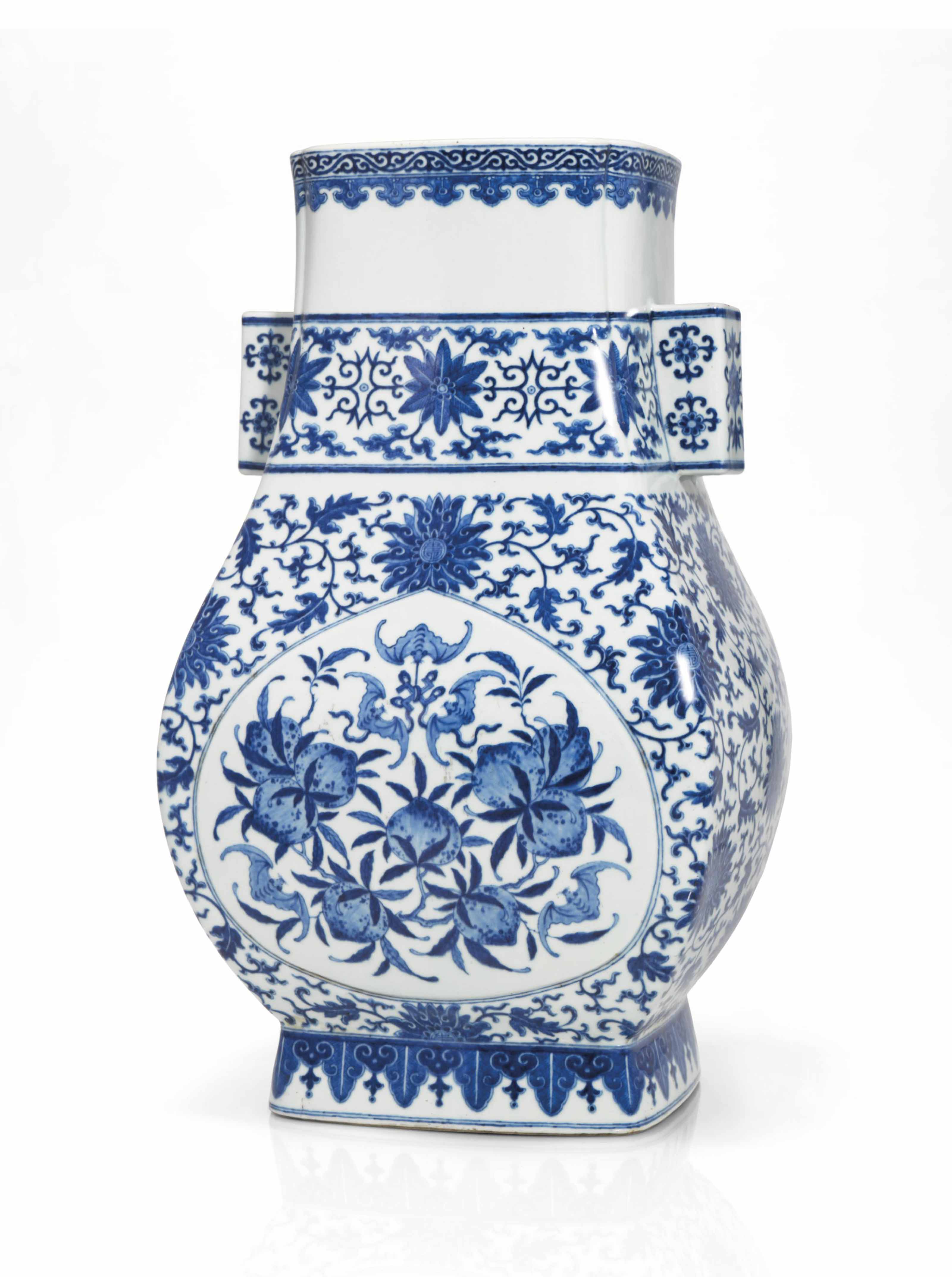 GRAND VASE EN PORCELAINE BLEU BLANC, FANGHU