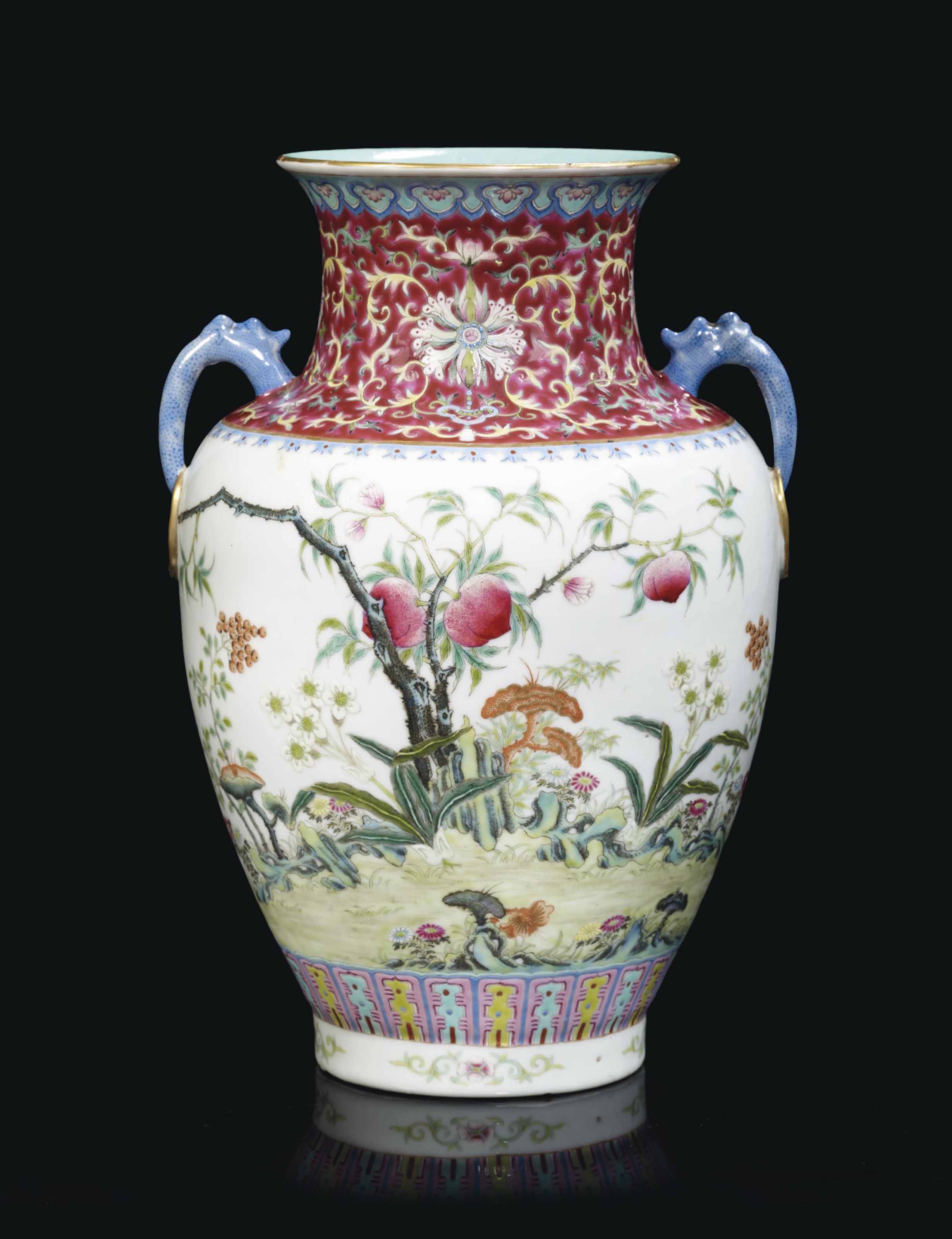 VASE EN PORCELAINE DE LA FAMILLE ROSE , CHINE, DEBUT DU XXEME SIECLE