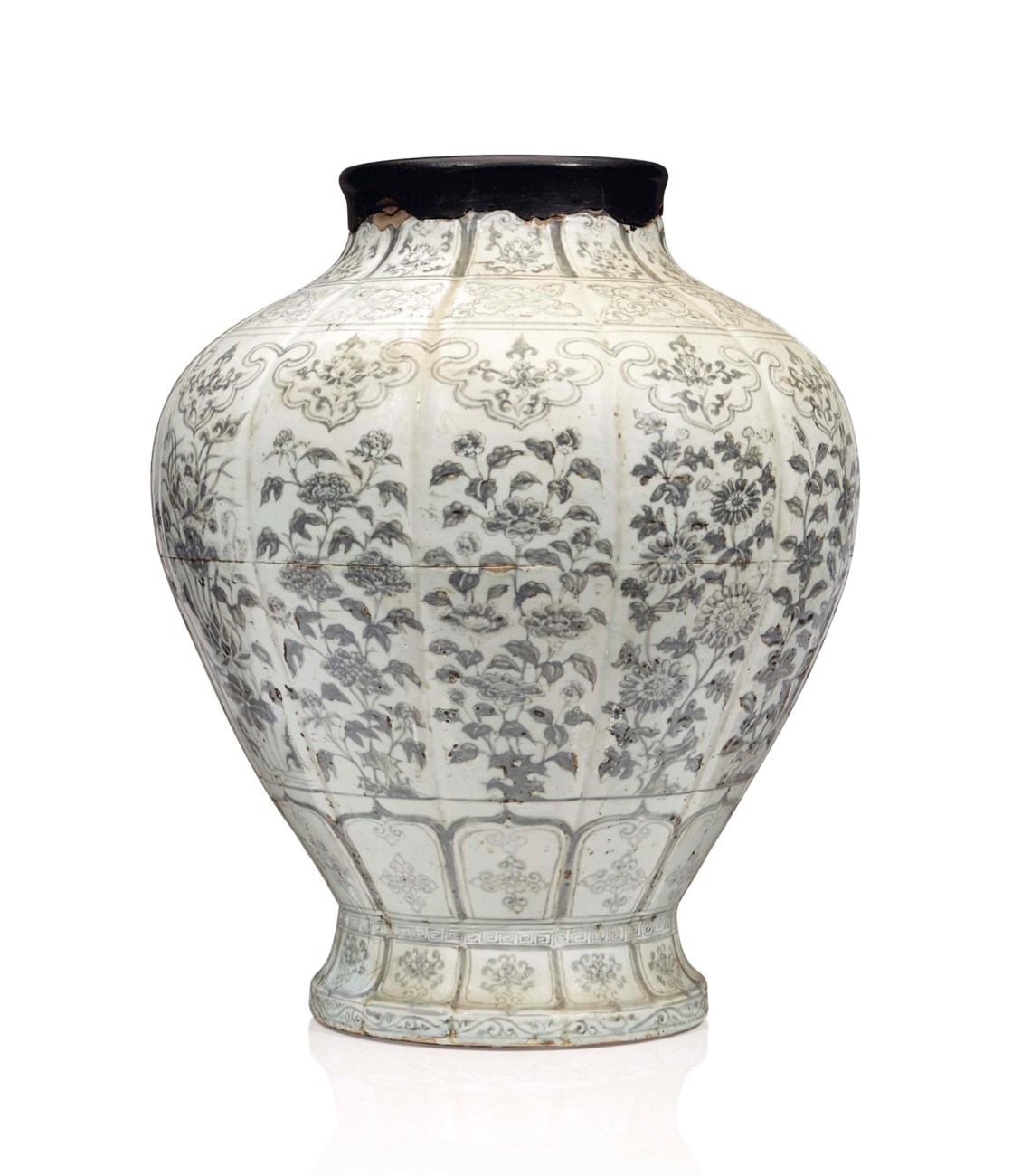 AN IMPORTANT, VERY RARE AND LARGE EARLY MING COPPERREDDECORATED JAR