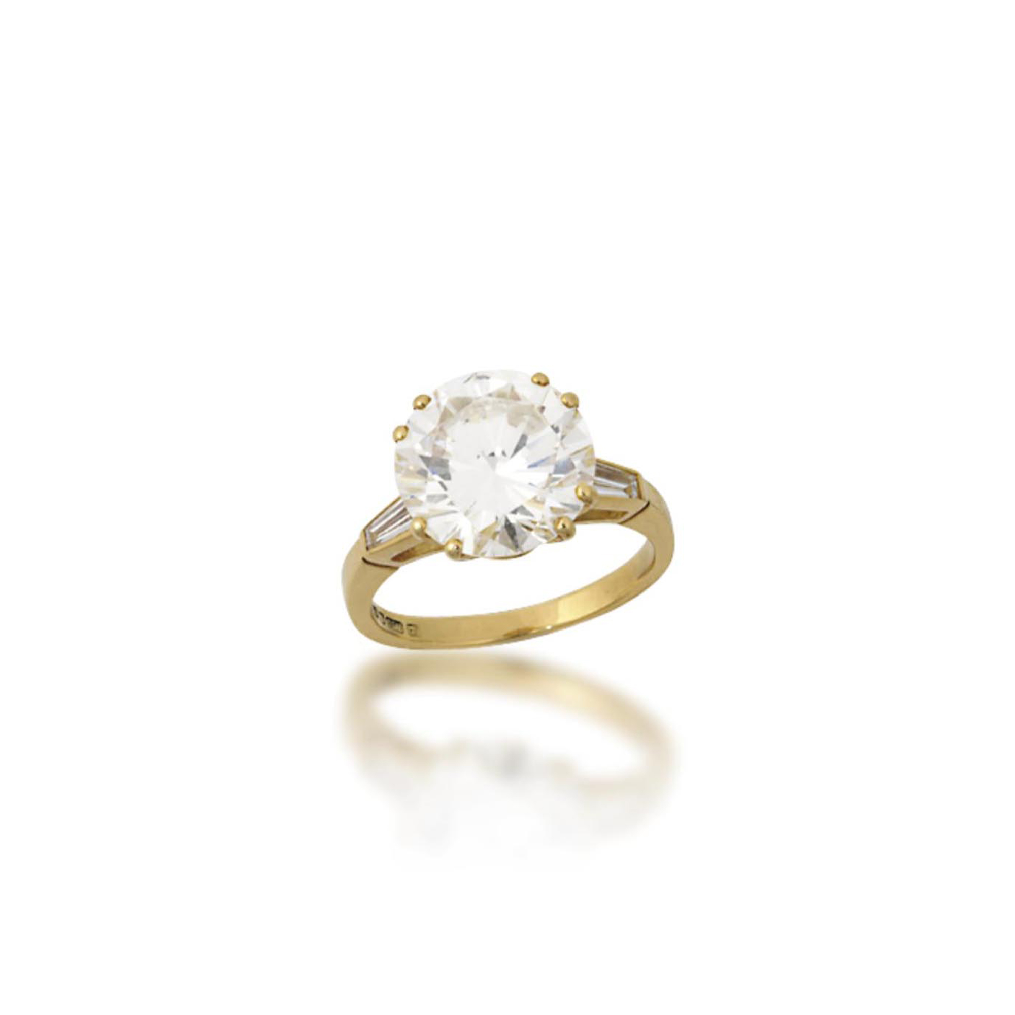 AN 18 CARAT GOLD SINGLESTONE DIAMOND RING