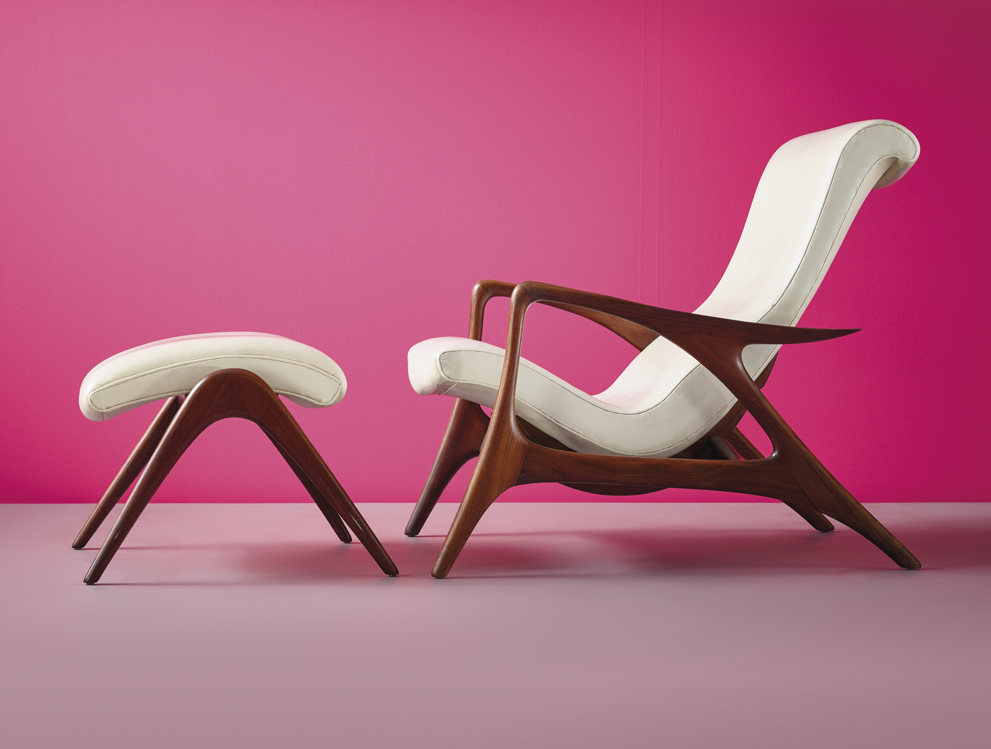 VLADIMIR KAGAN b.1927 CONTOUR A LOUNGE CHAIR AND OTTOMAN