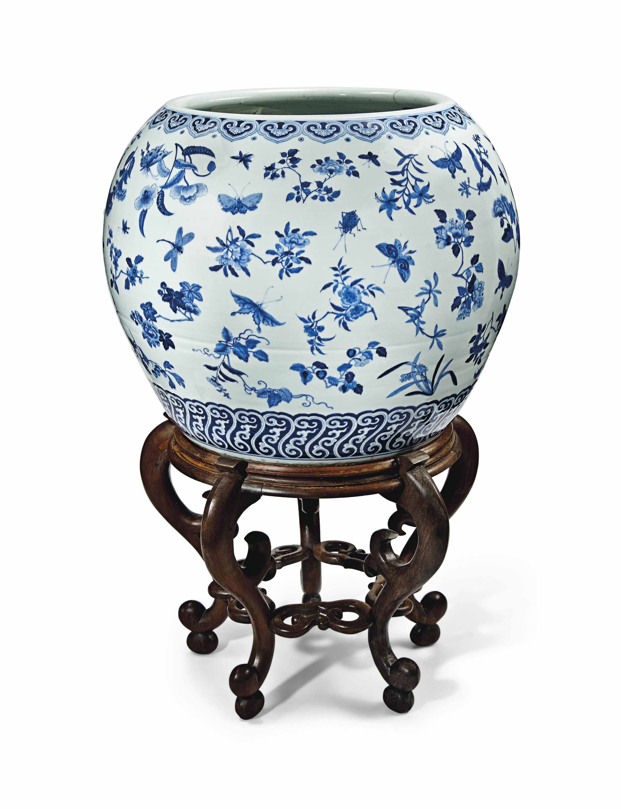 A LARGE CHINESE BLUE AND WHITE JARDINIÈRE