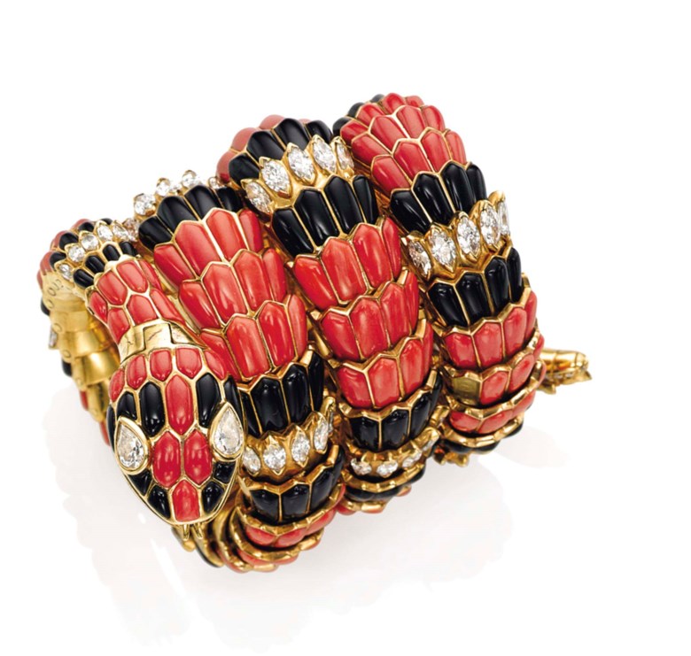 珊瑚、縞瑪瑙及鑽石「Serpenti」鍊帶腕錶，寶格麗設計。2015年11月10日於佳士得日內瓦售出，成交價377,000瑞士法郎