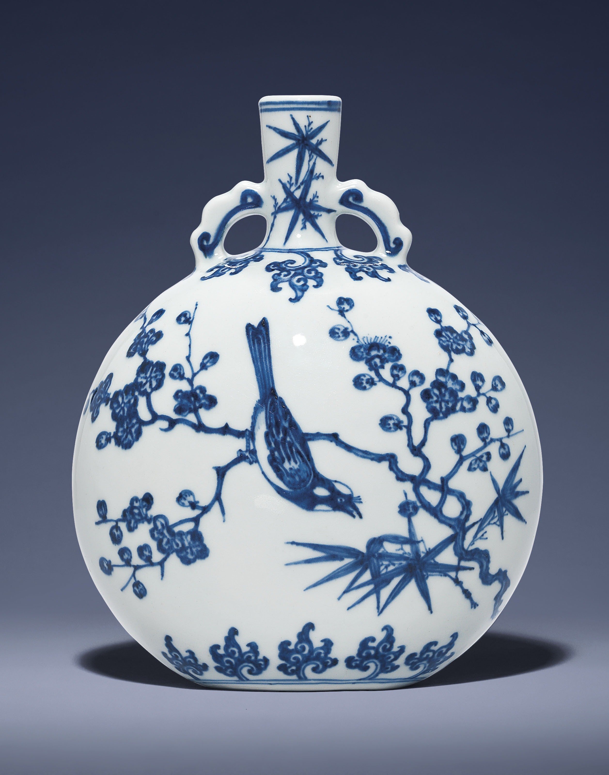 2106 古美術  大清雍正年製銘　天藍釉　花鳥紋橄欖瓶　珍蔵品　時代物 2106 古美術 大清雍正年製銘 天藍釉 花鳥紋橄欖瓶 珍蔵品 時代物