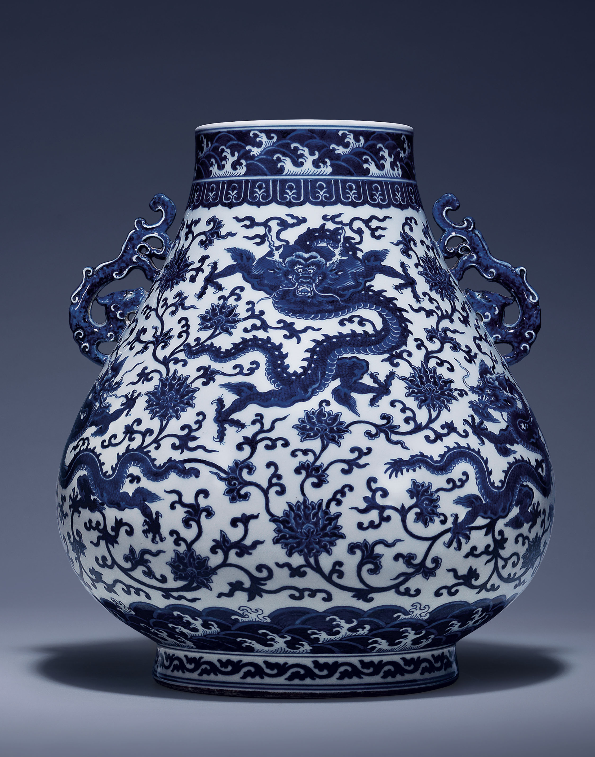 a magnificent and fine blue and white detailsx